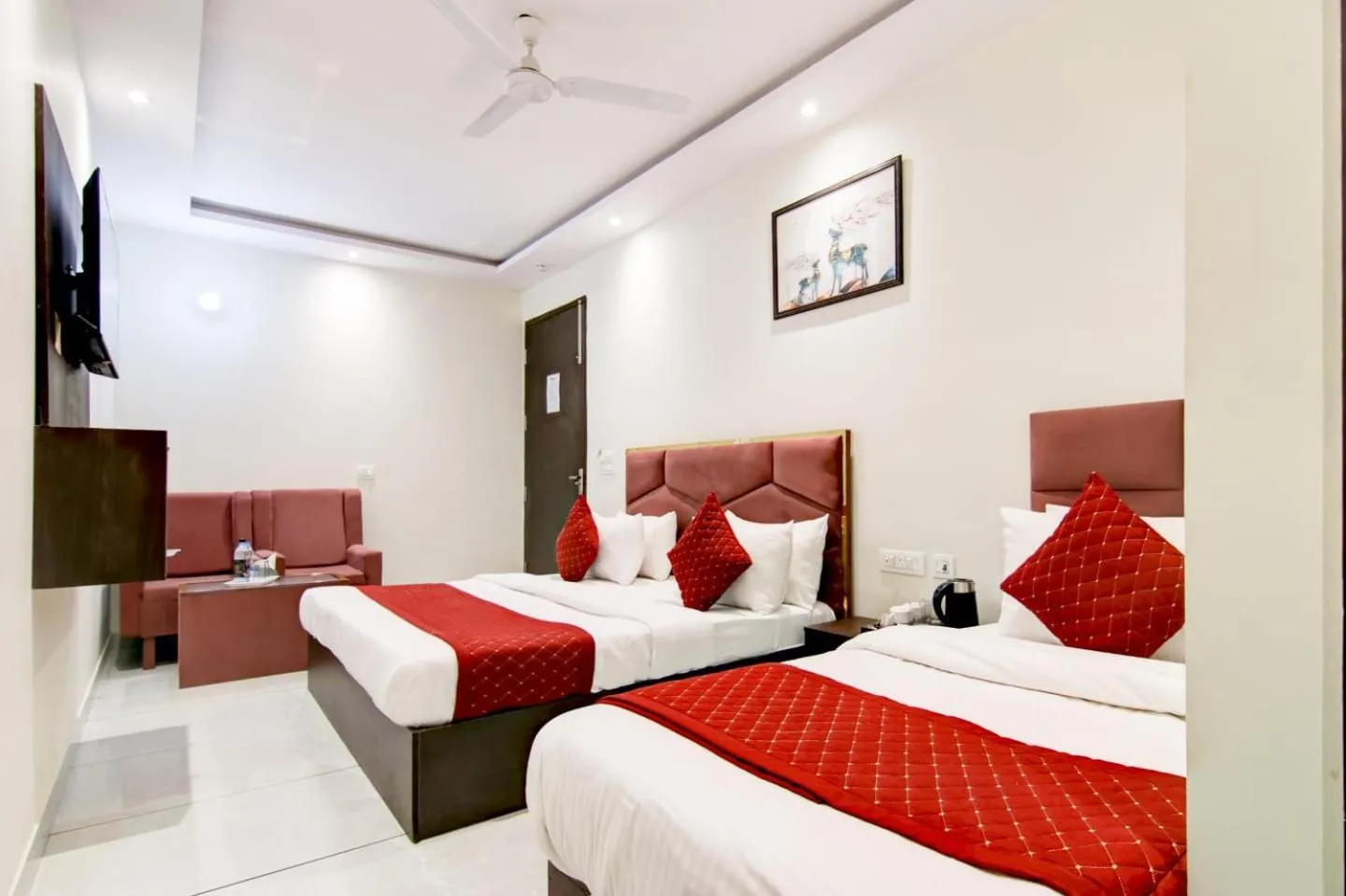 Bed in Hotel De Hocks Deluxe - New Delhi Railway Station