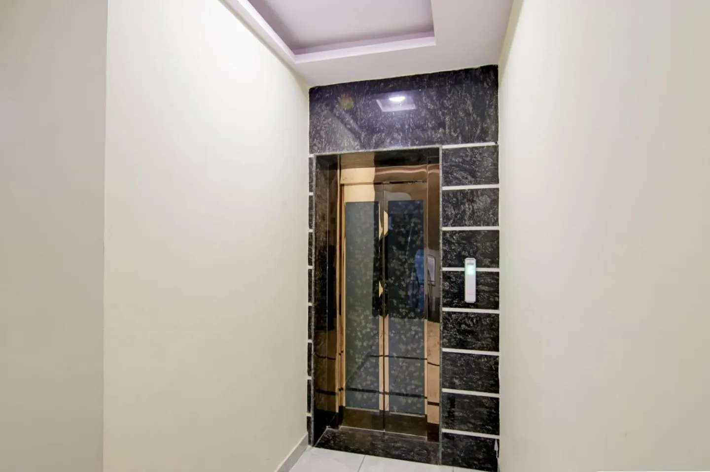 Hotel De Hocks Deluxe - New Delhi Railway Station