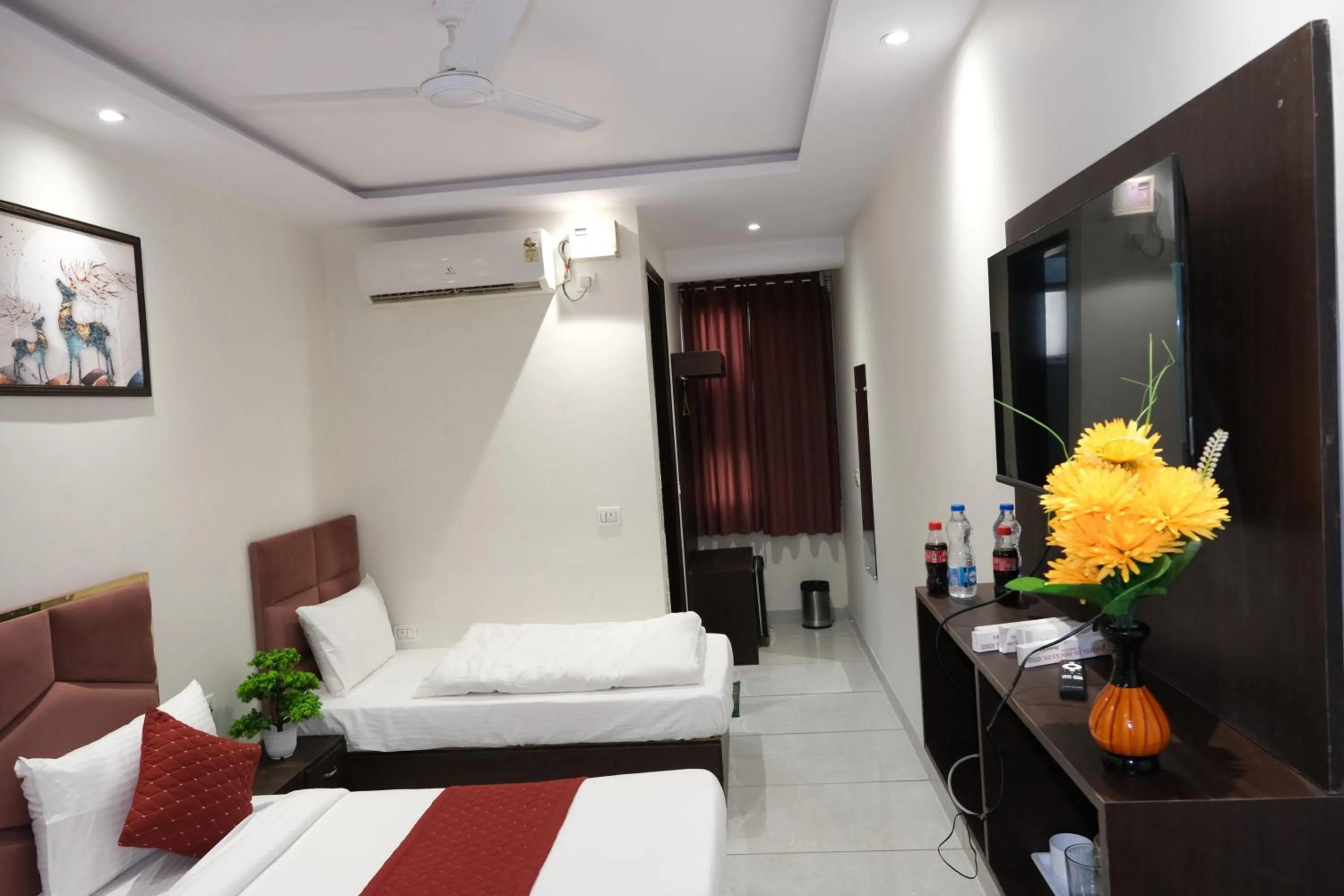 Bed in Hotel De Hocks Deluxe - New Delhi Railway Station