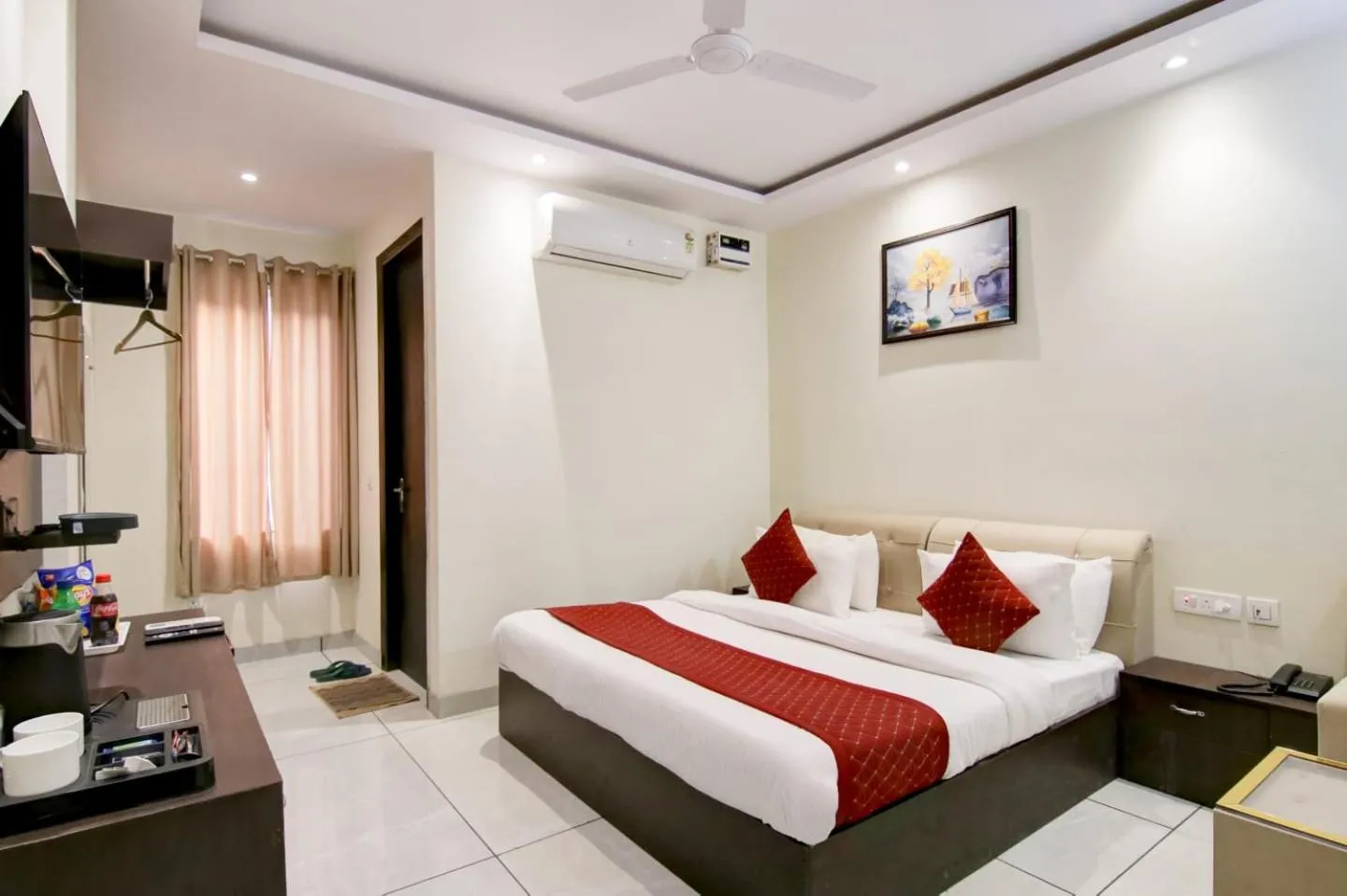 Bed in Hotel De Hocks Deluxe - New Delhi Railway Station