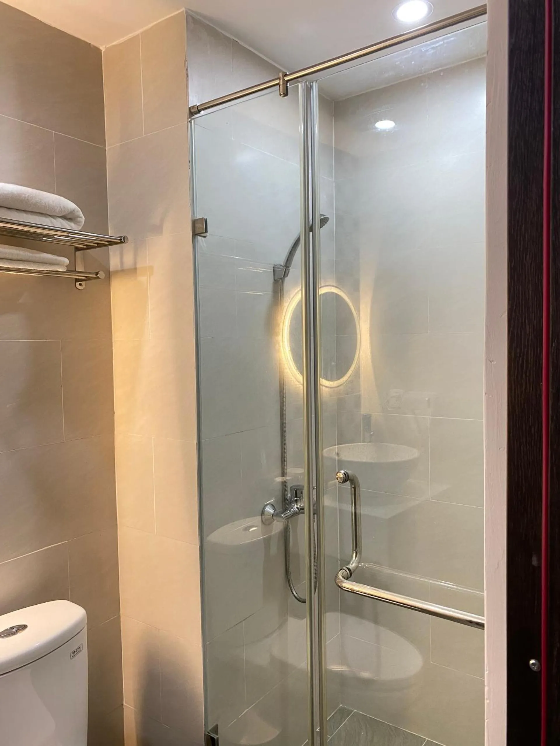 Shower in GOODTECH LUXURY Hotel & Apartment
