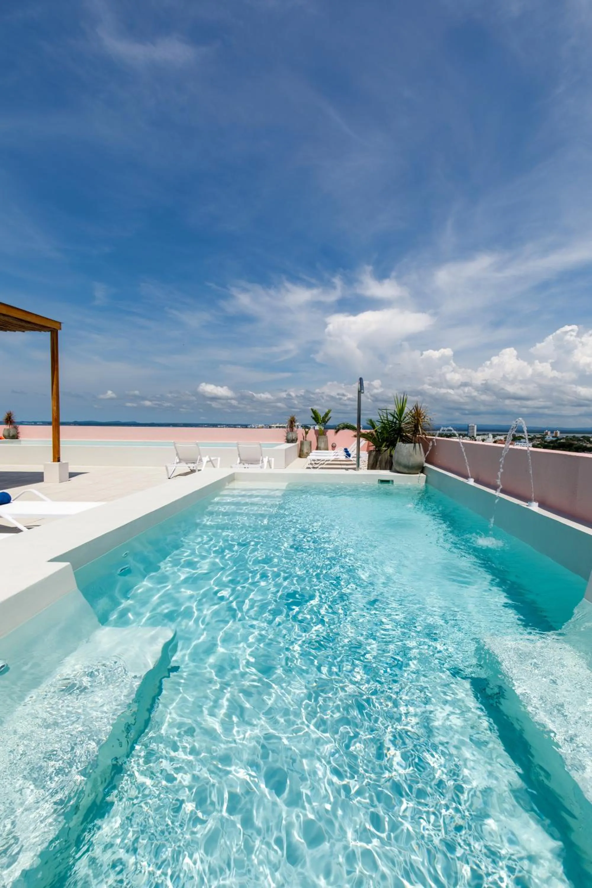 Swimming pool in Bondo Estudio