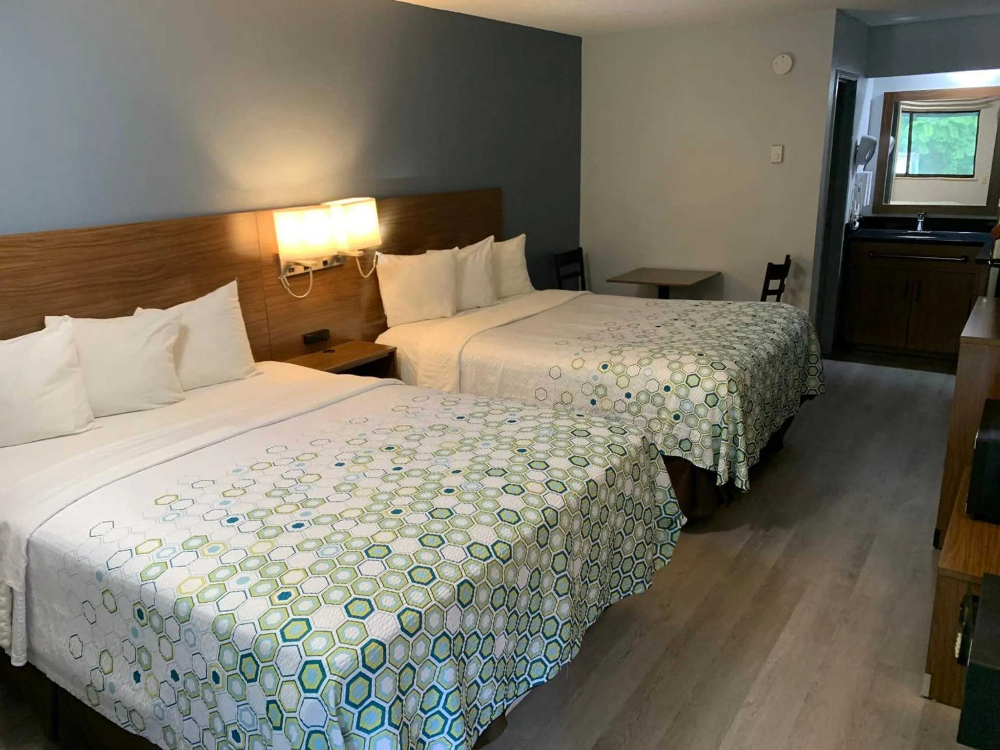 Photo of the whole room, Bed in HomeTowne Studios by Red Roof Mystic - New London