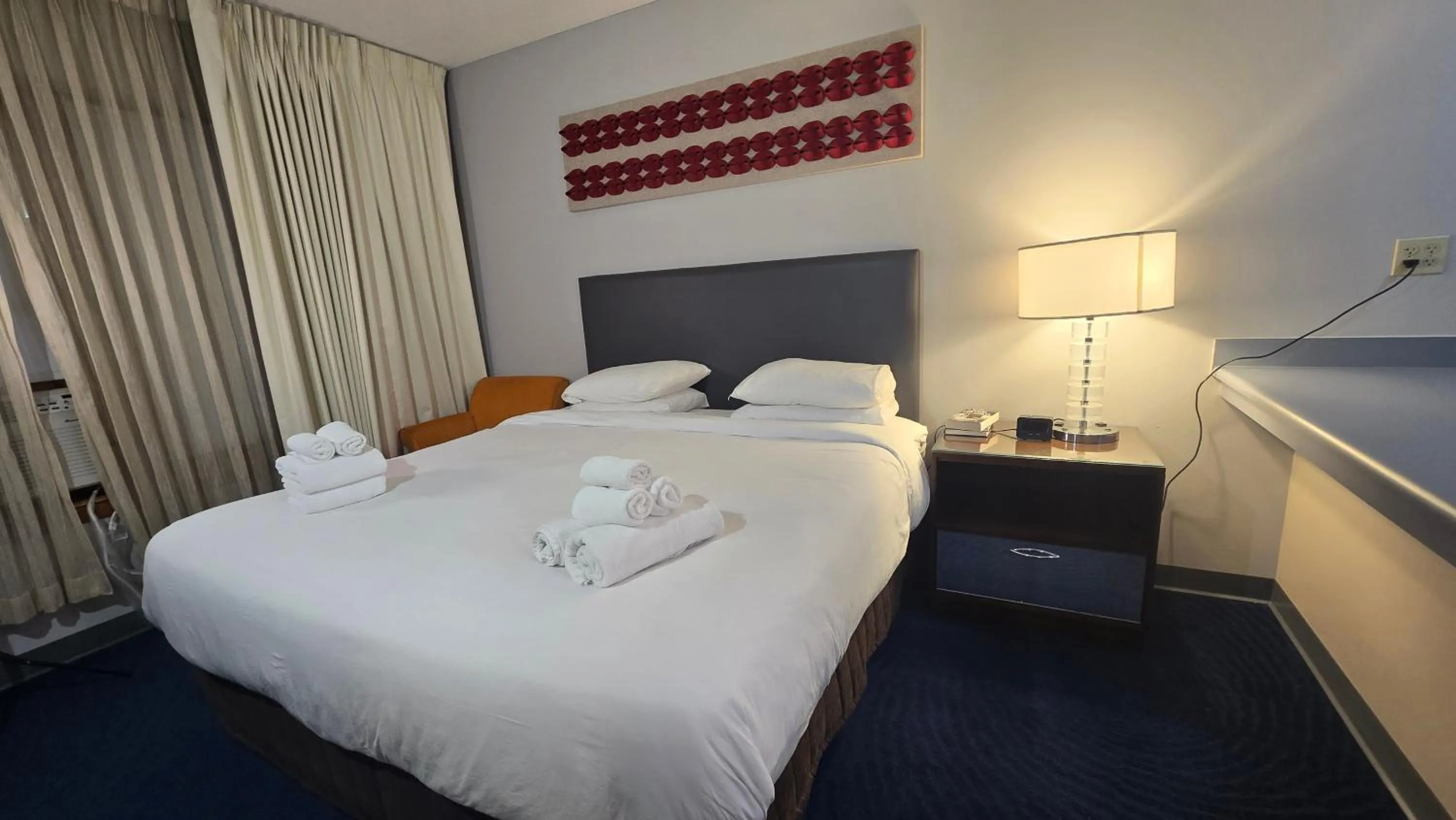 Bed in Illini Inn & Suites