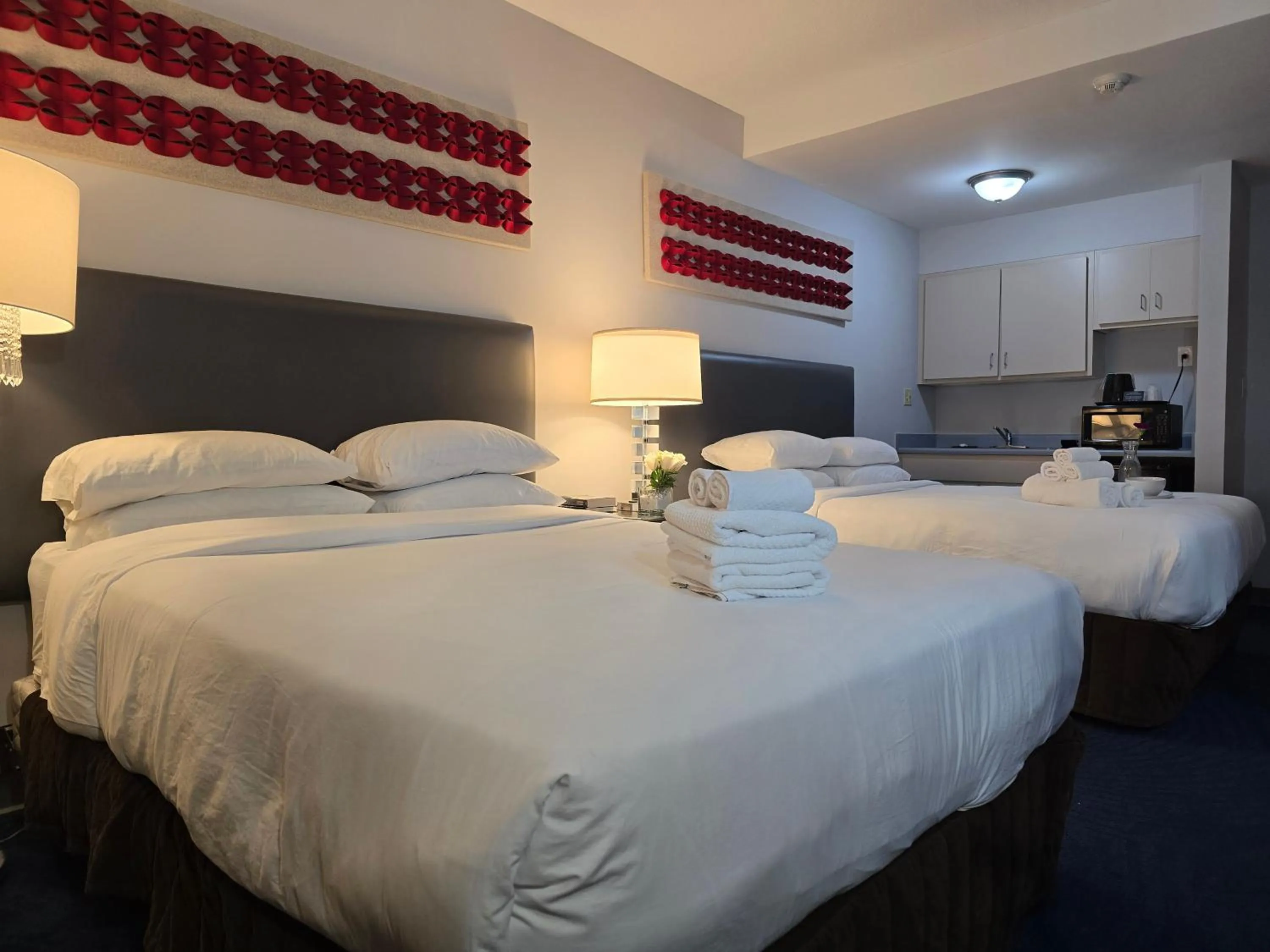 Bed in Illini Inn & Suites