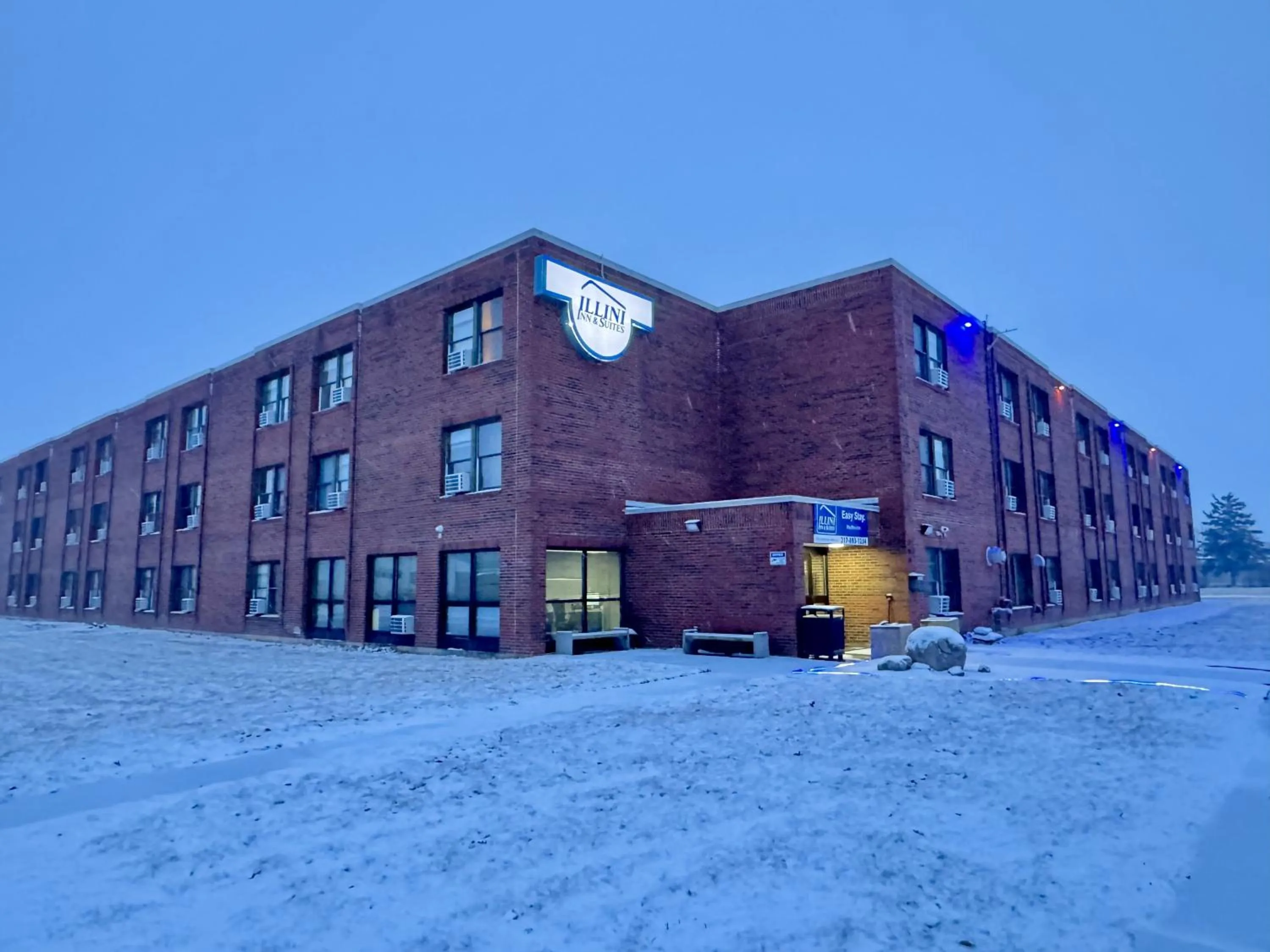 Property building in Illini Inn & Suites