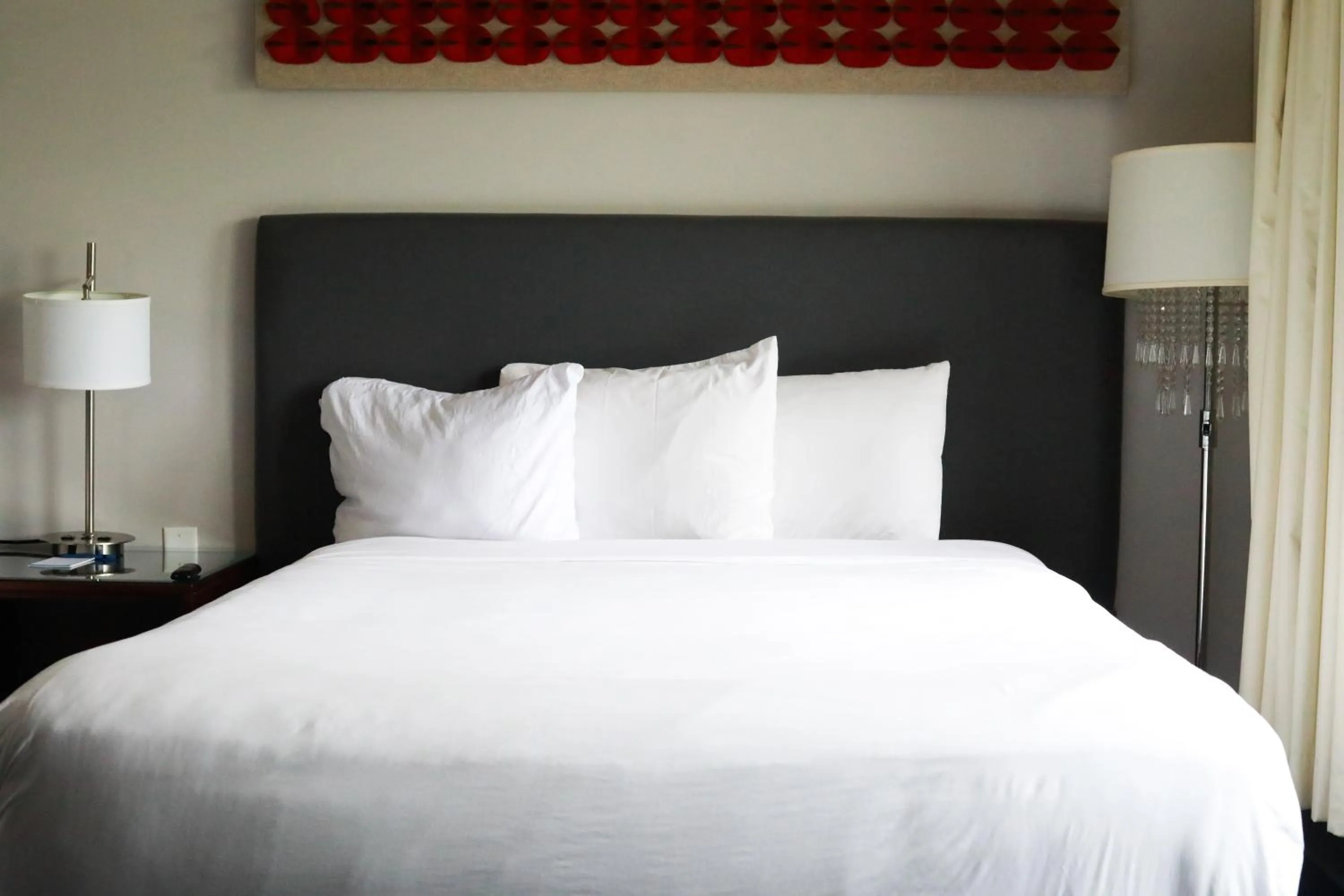 Bed in Illini Inn & Suites