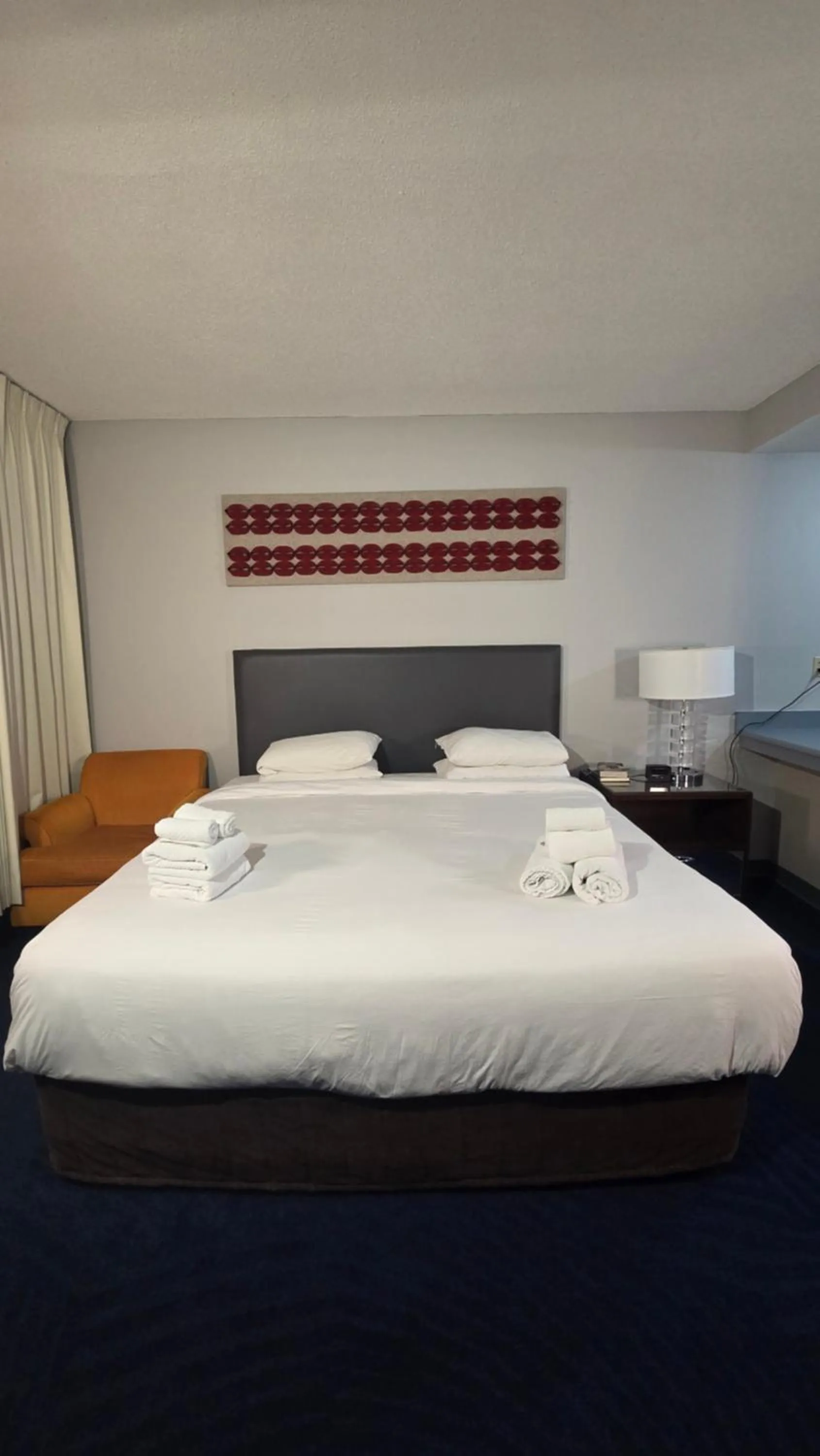 Bed in Illini Inn & Suites