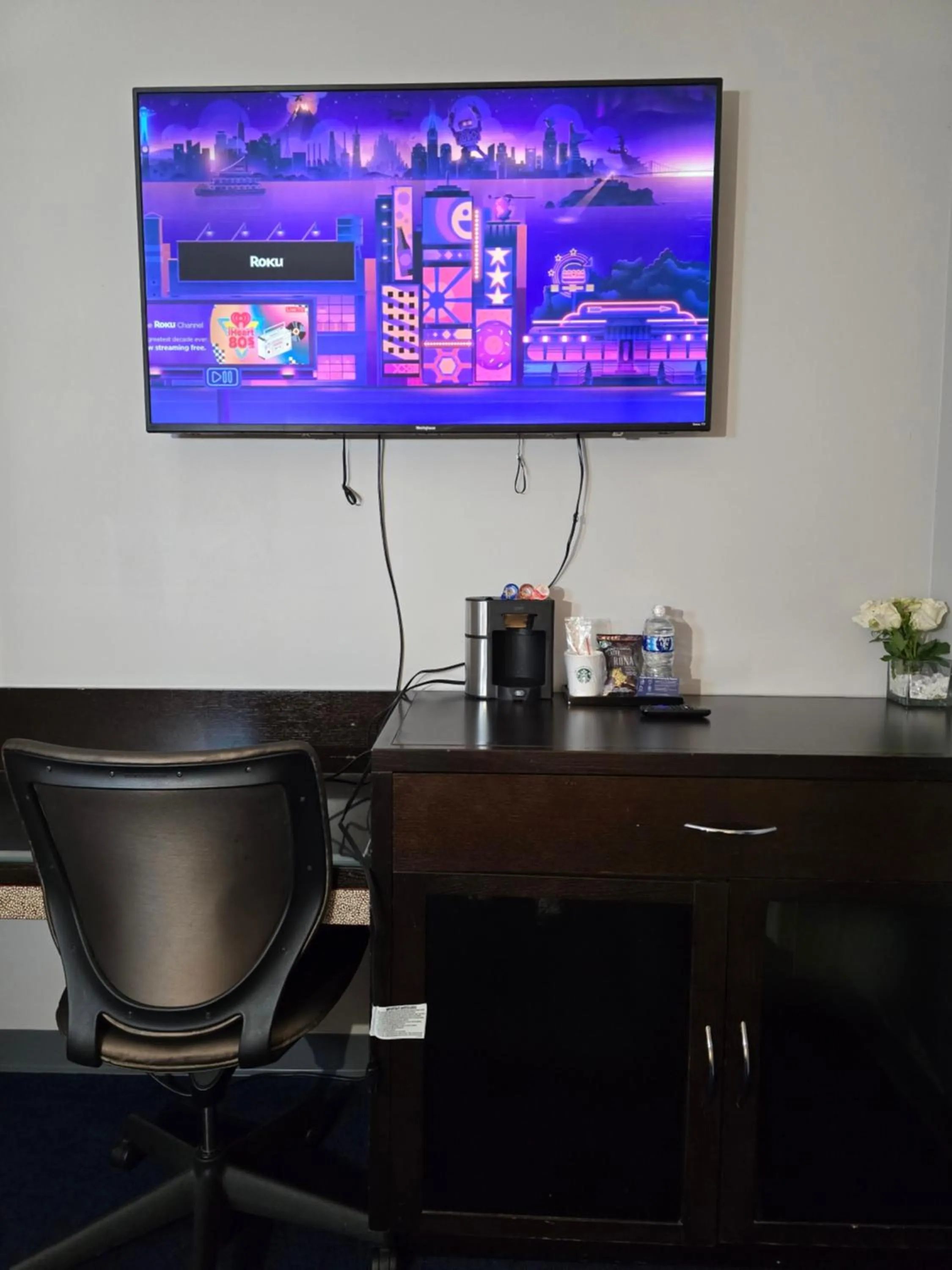 TV and multimedia in Illini Inn & Suites