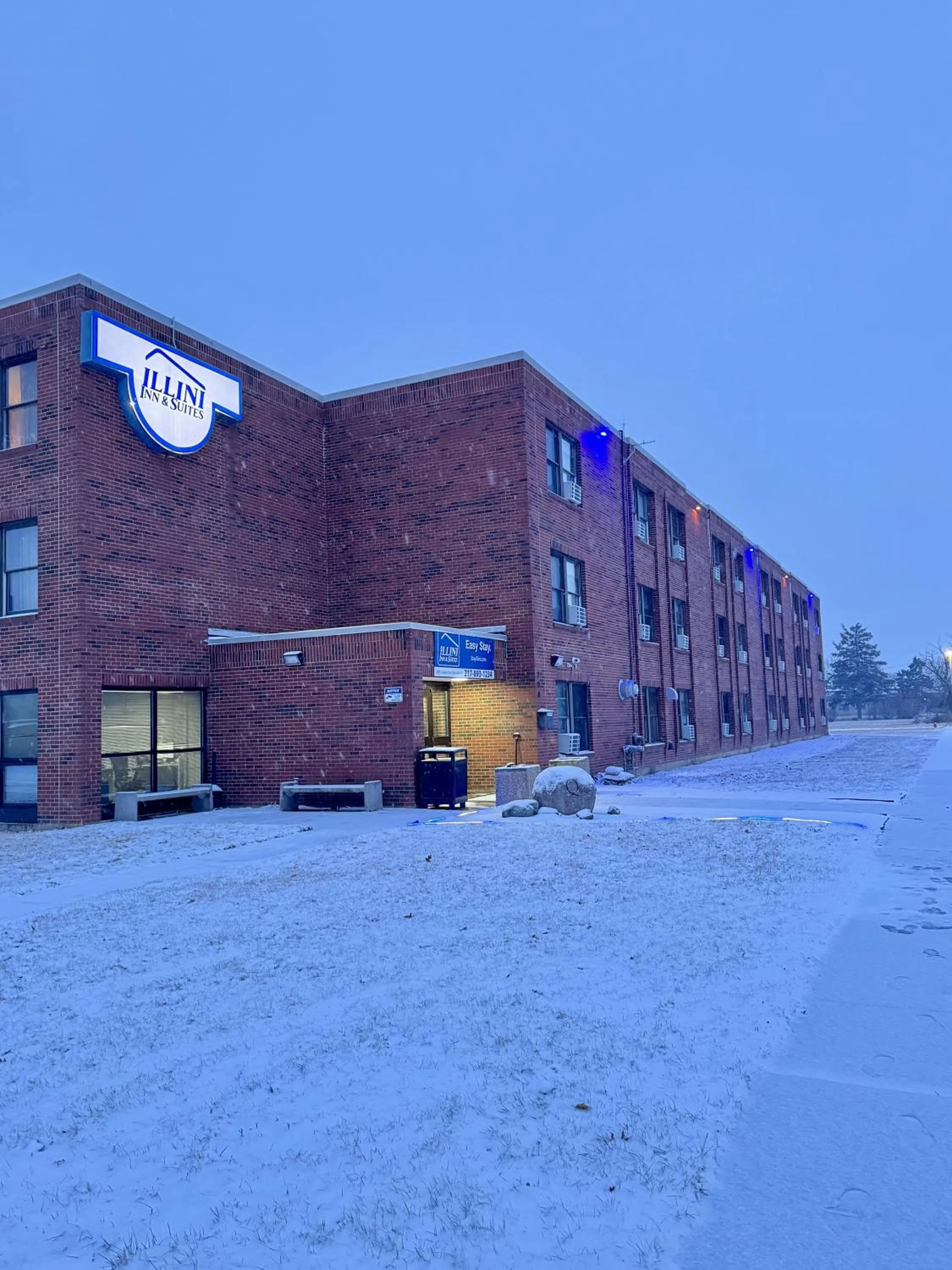 Property building in Illini Inn & Suites