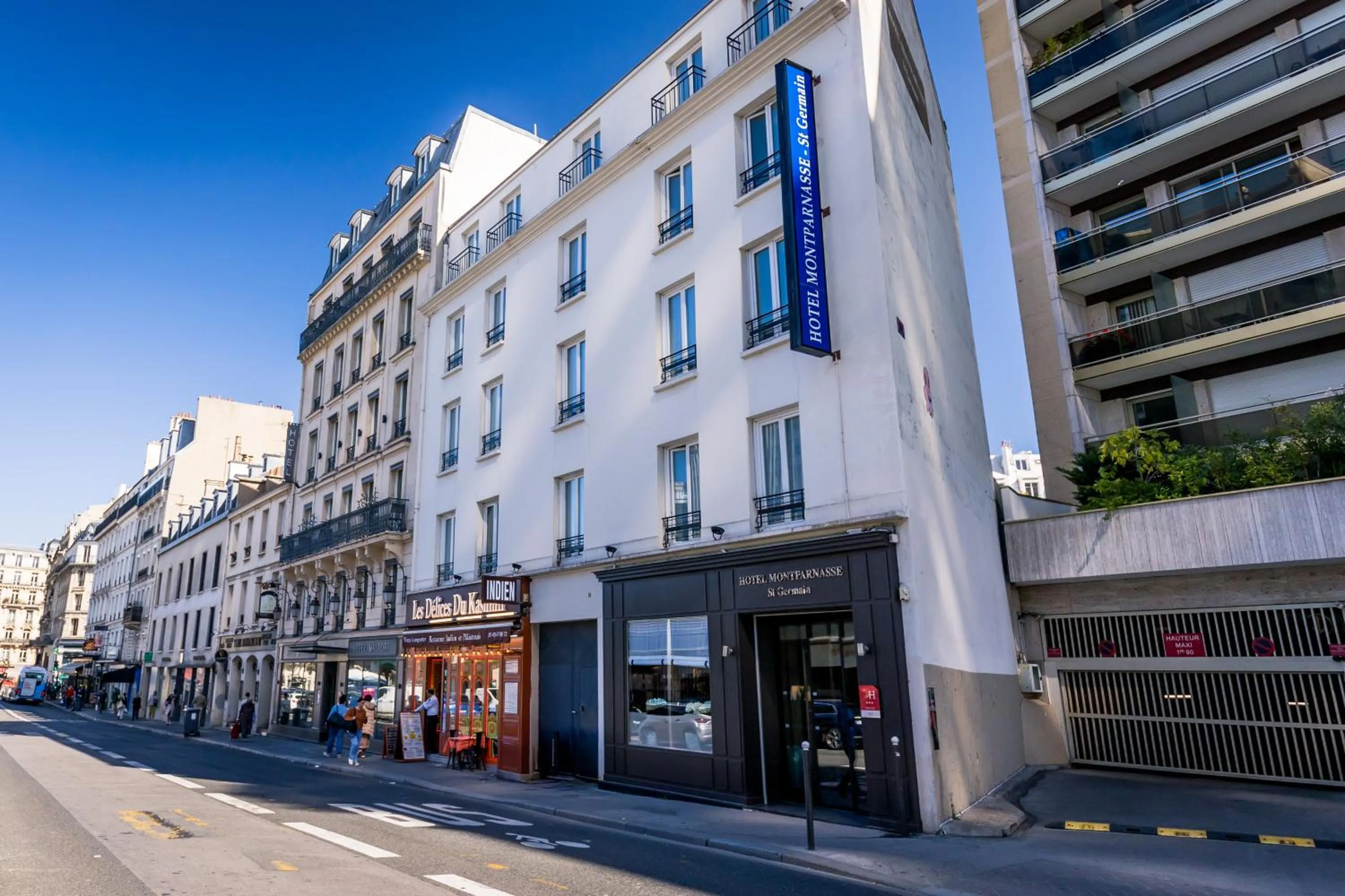 Property building in Hôtel Montparnasse Saint Germain