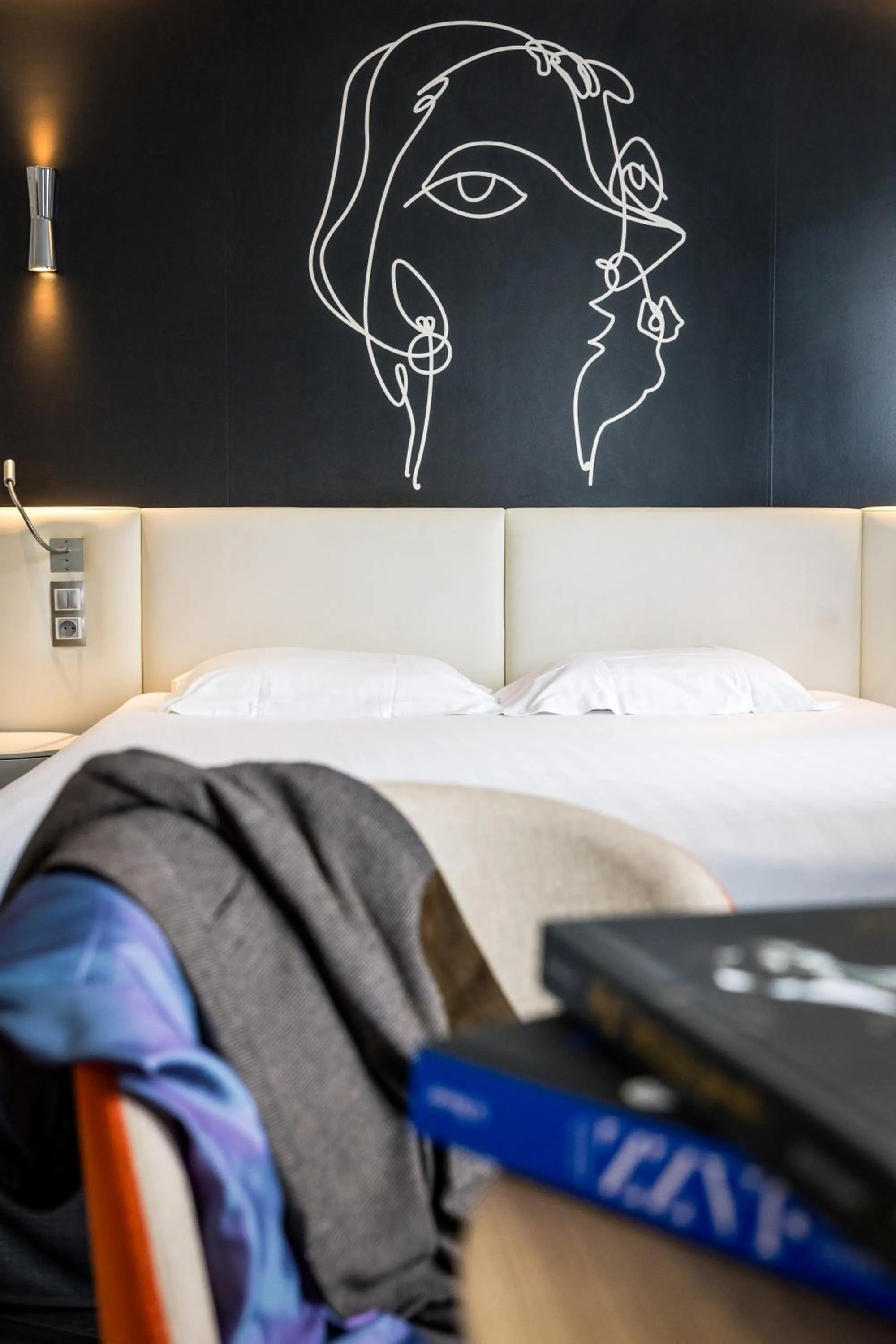 Bed in Hôtel Montparnasse Saint Germain