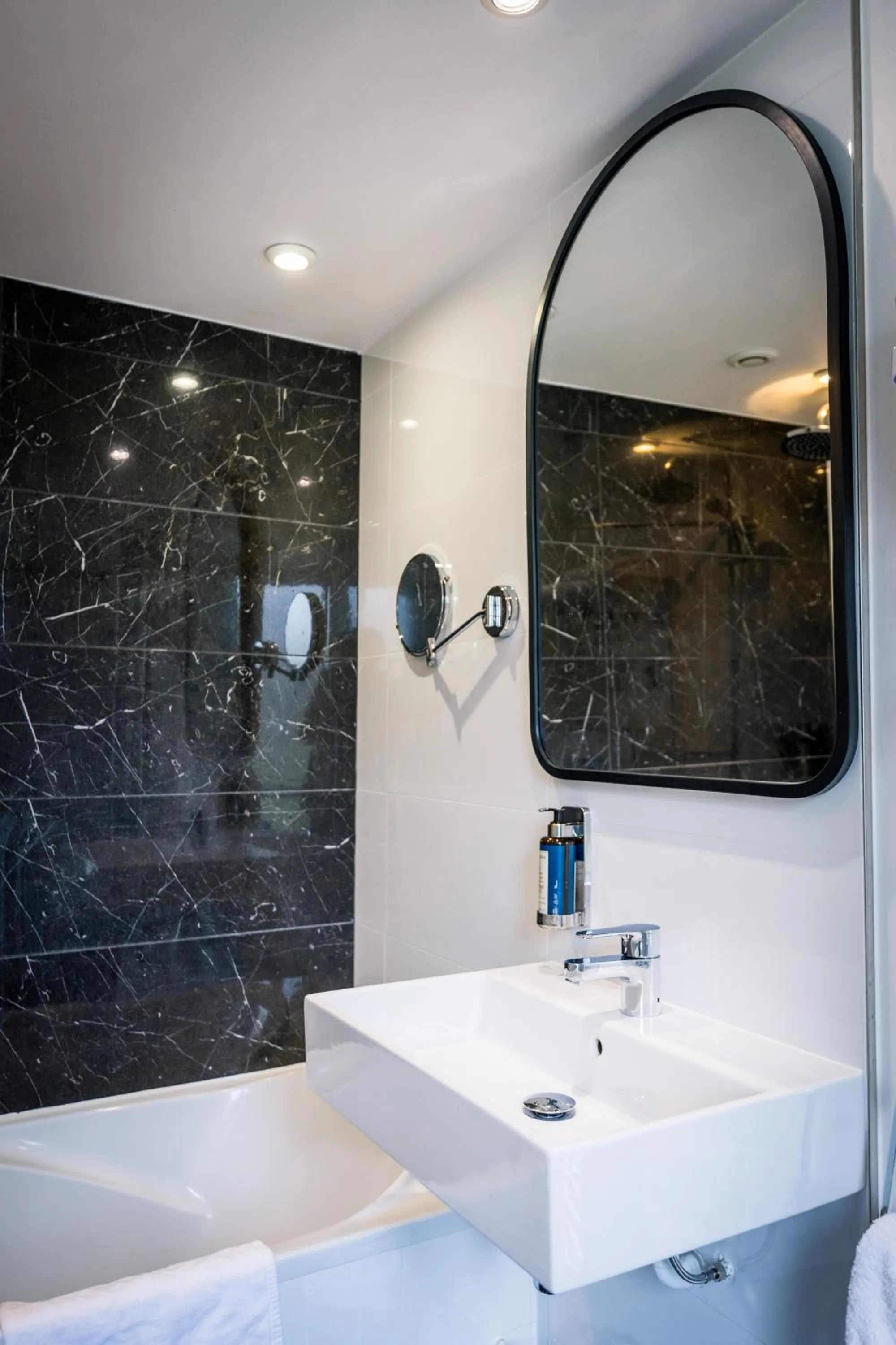 Bathroom in Hôtel Montparnasse Saint Germain