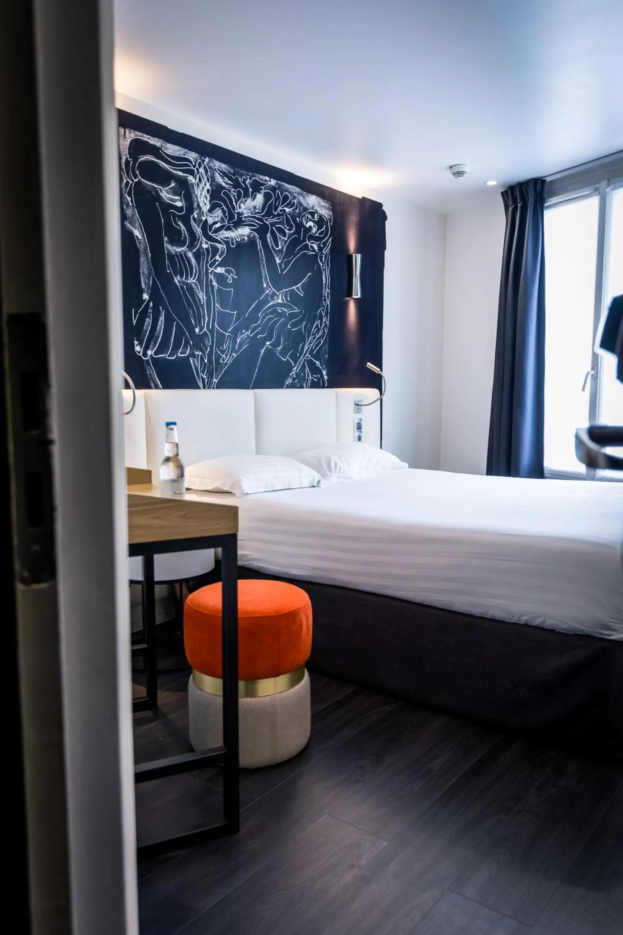 Bed in Hôtel Montparnasse Saint Germain