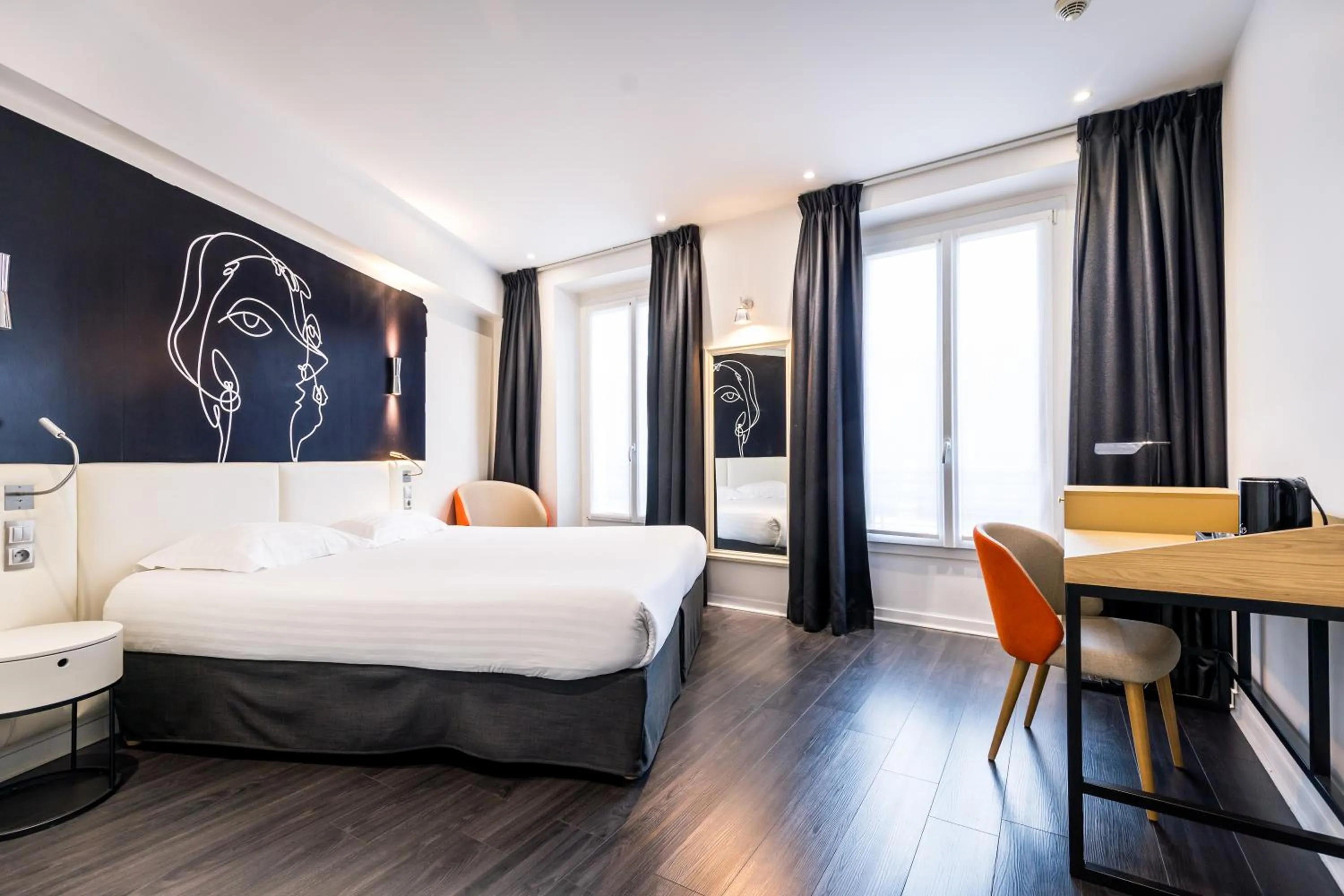 Photo of the whole room, Bed in Hôtel Montparnasse Saint Germain
