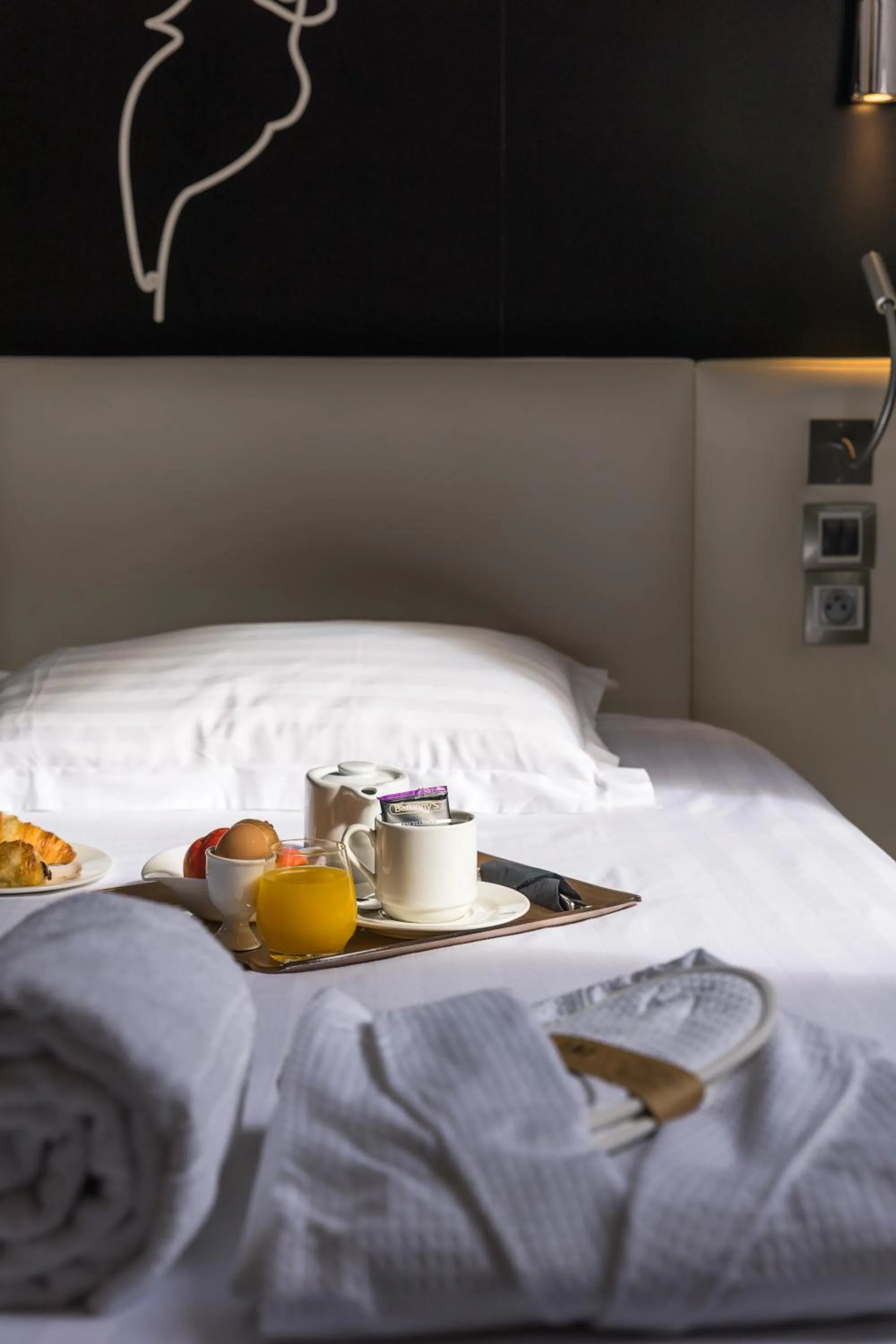 Bed in Hôtel Montparnasse Saint Germain