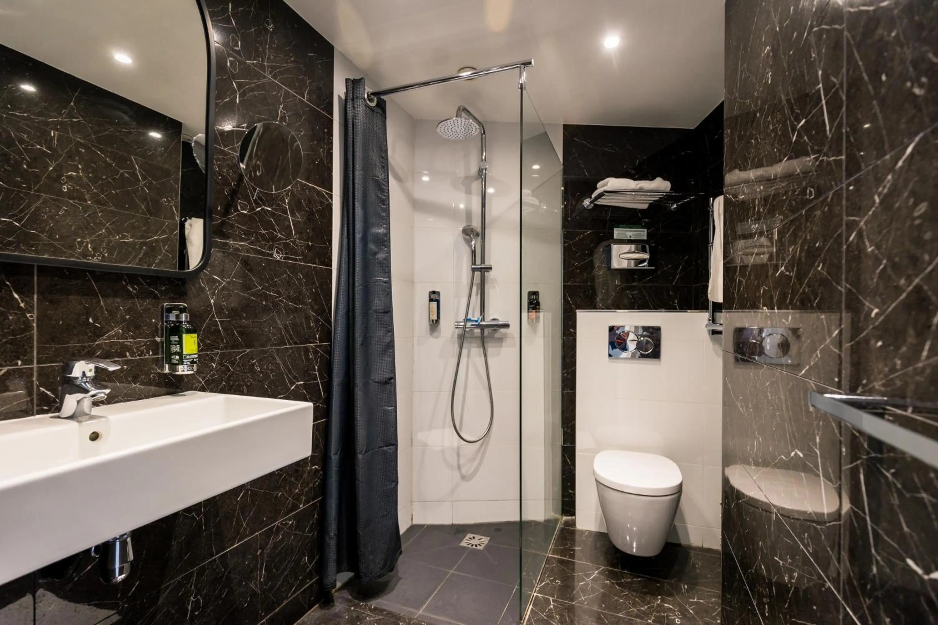 Shower in Hôtel Montparnasse Saint Germain