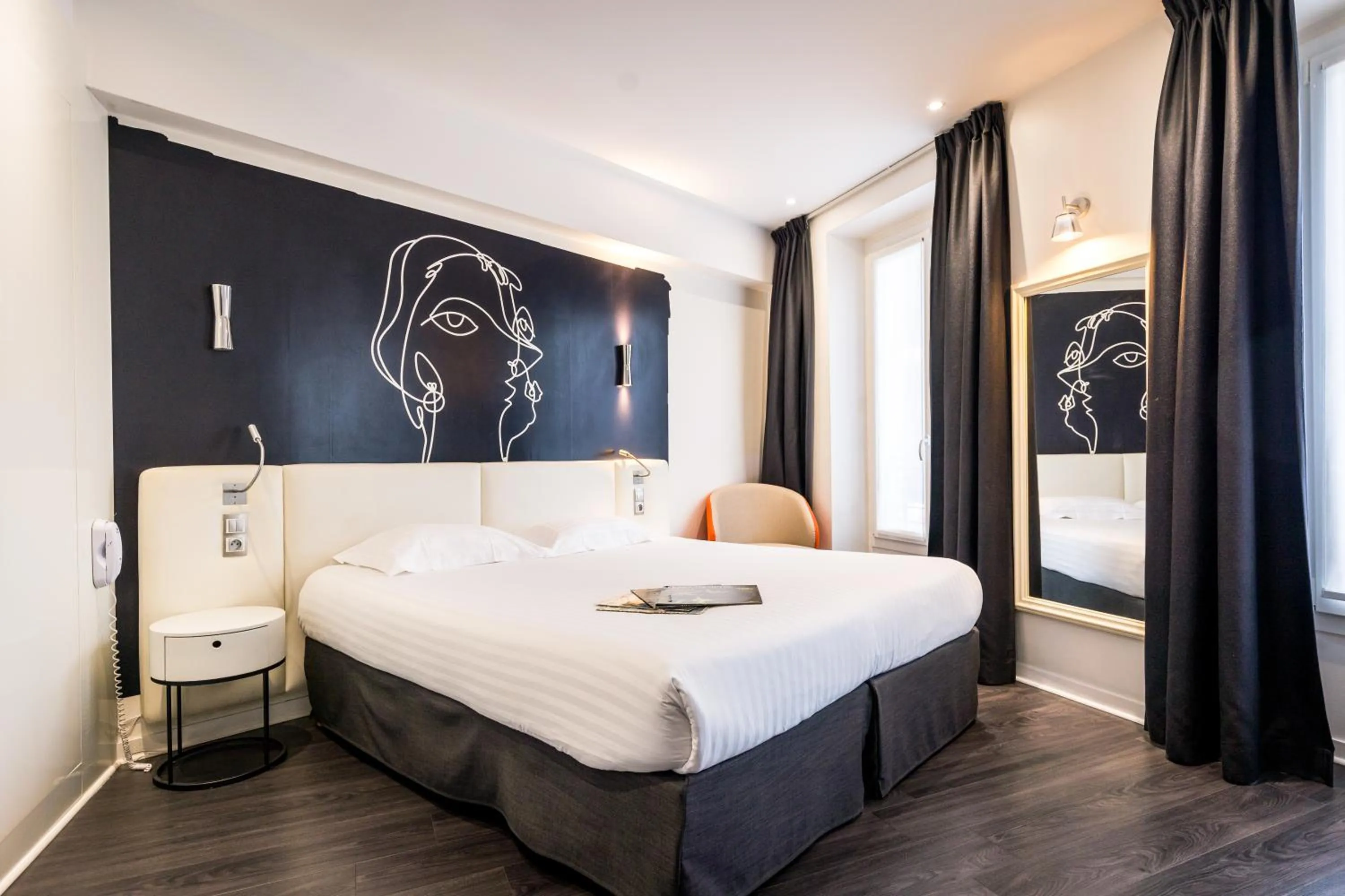 Photo of the whole room, Bed in Hôtel Montparnasse Saint Germain