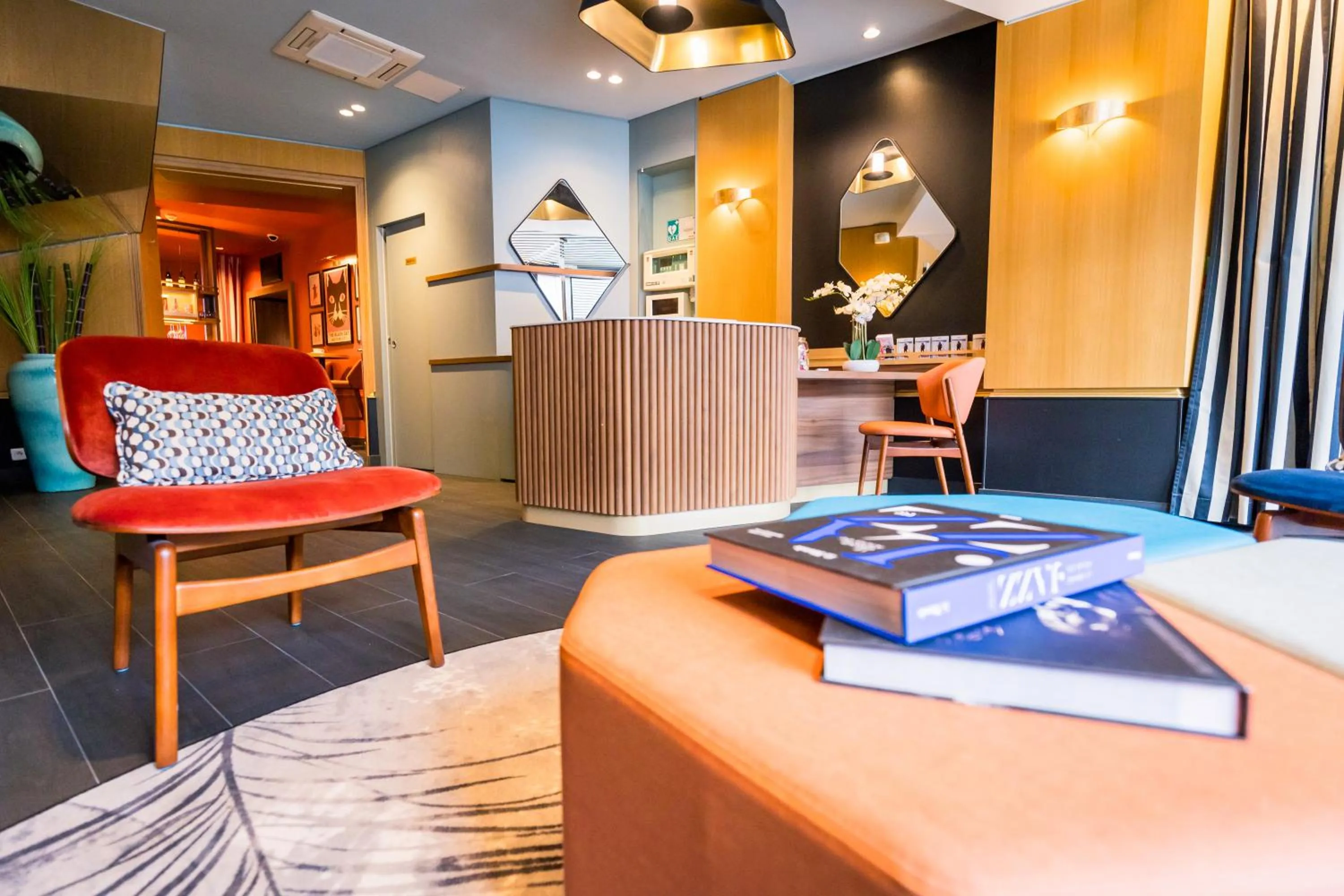 Lobby or reception in Hôtel Montparnasse Saint Germain