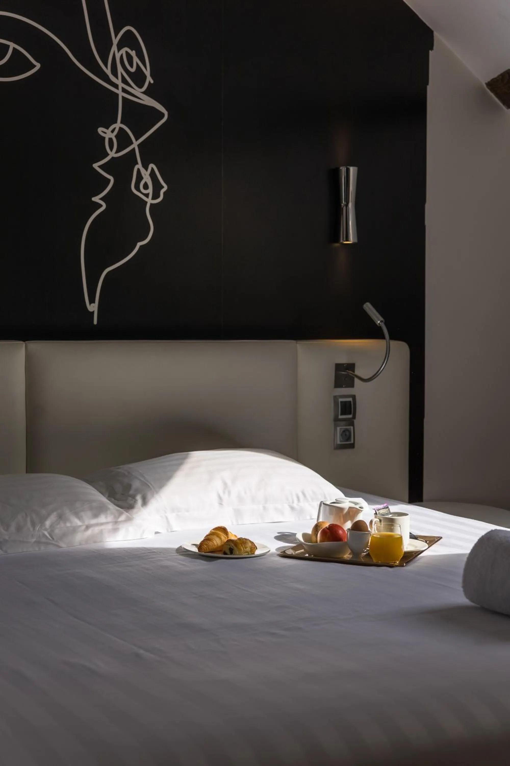 Bed in Hôtel Montparnasse Saint Germain