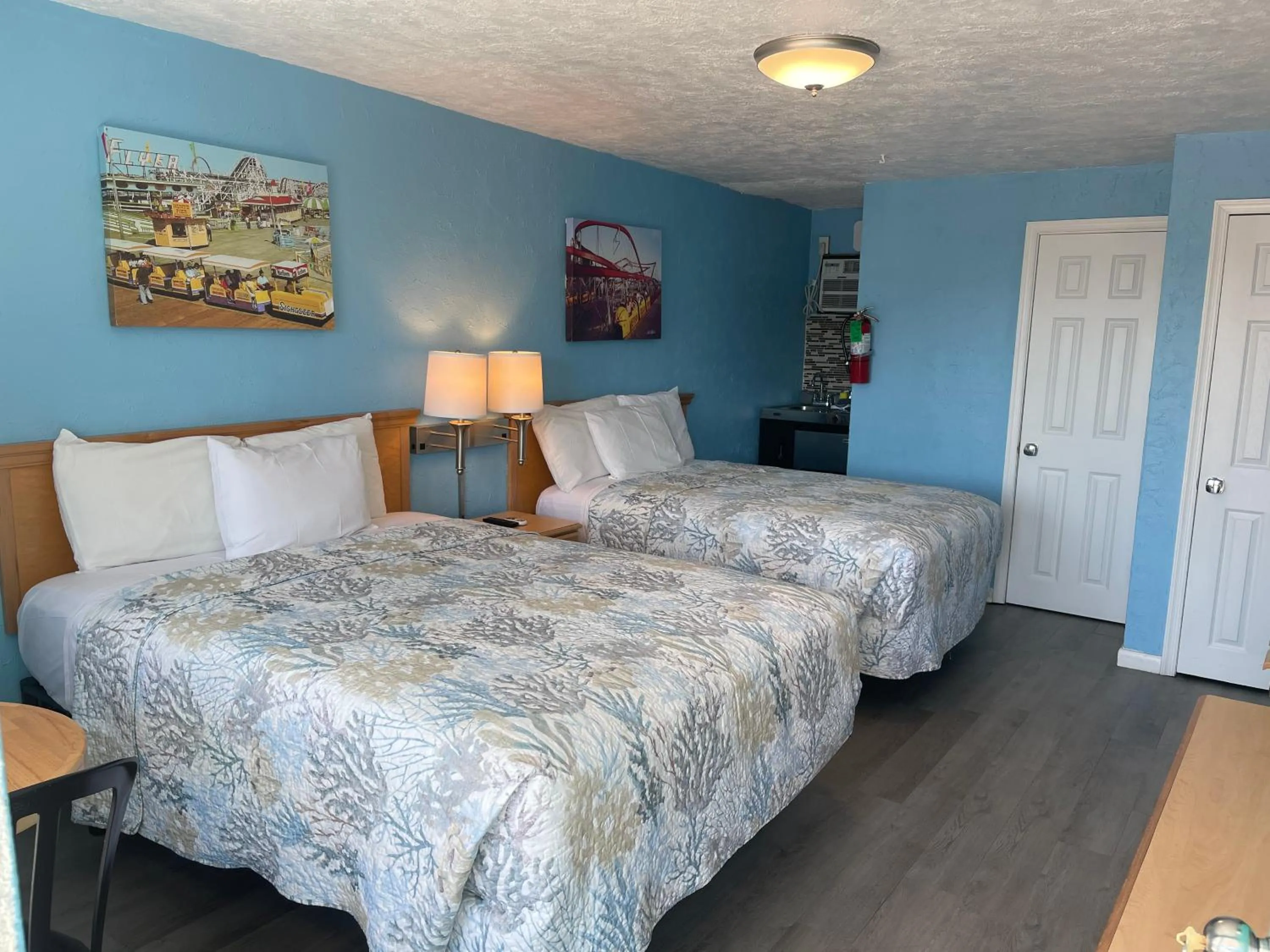 Bed in Surfcomber Motel