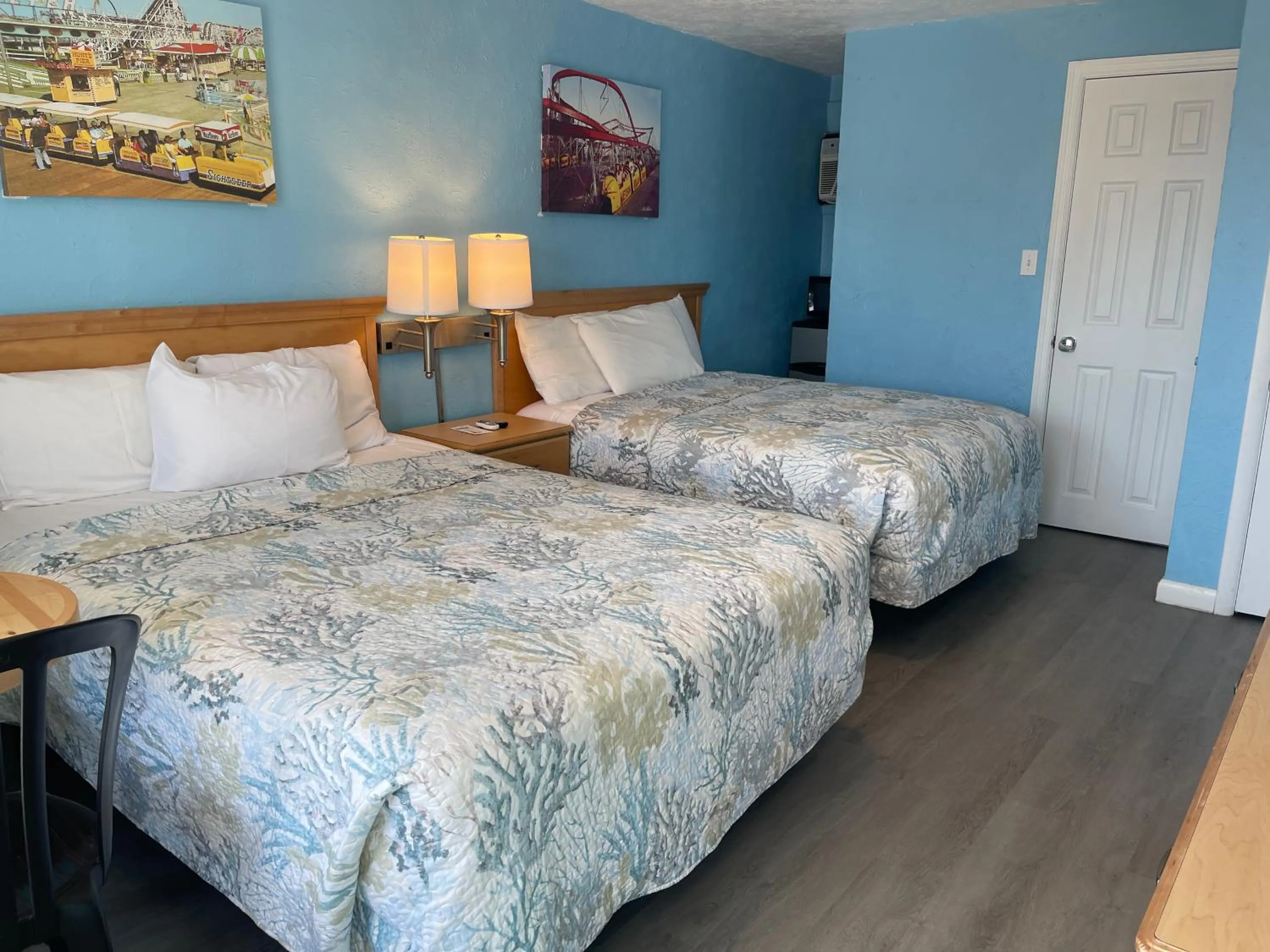 Bed in Surfcomber Motel