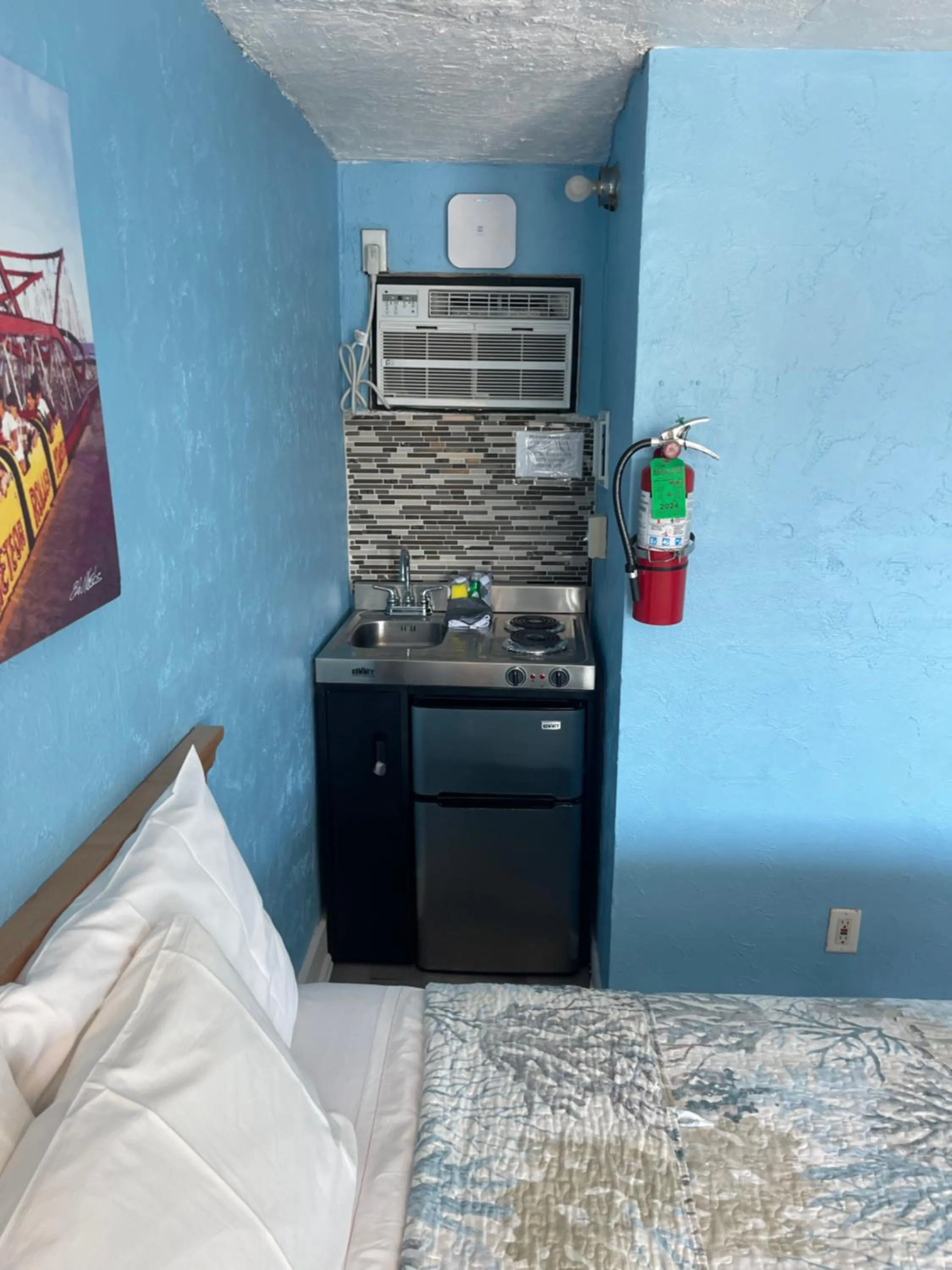 Kitchen or kitchenette, Bed in Surfcomber Motel