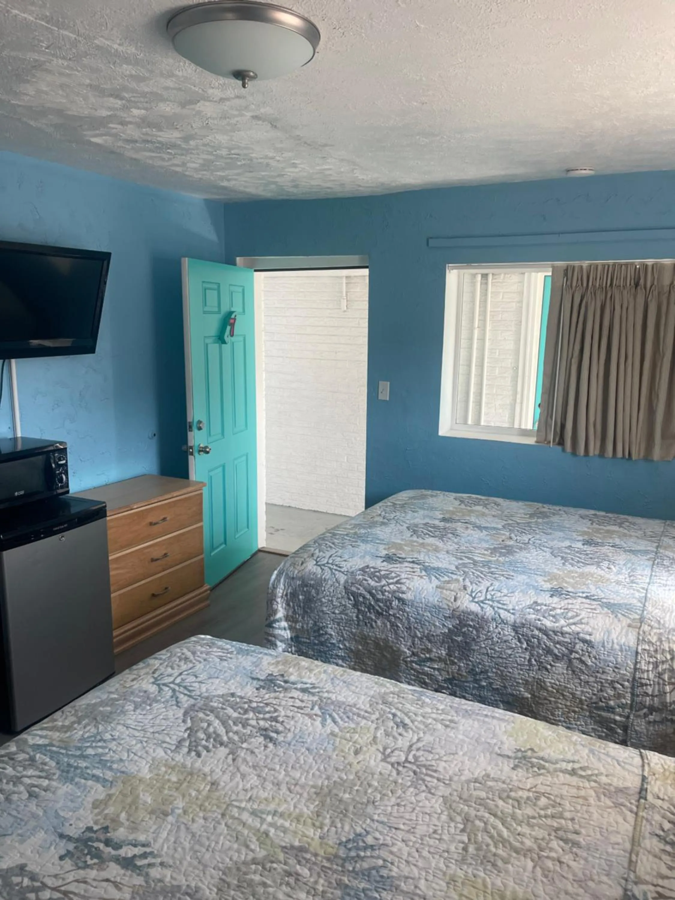 Photo of the whole room, Bed in Surfcomber Motel