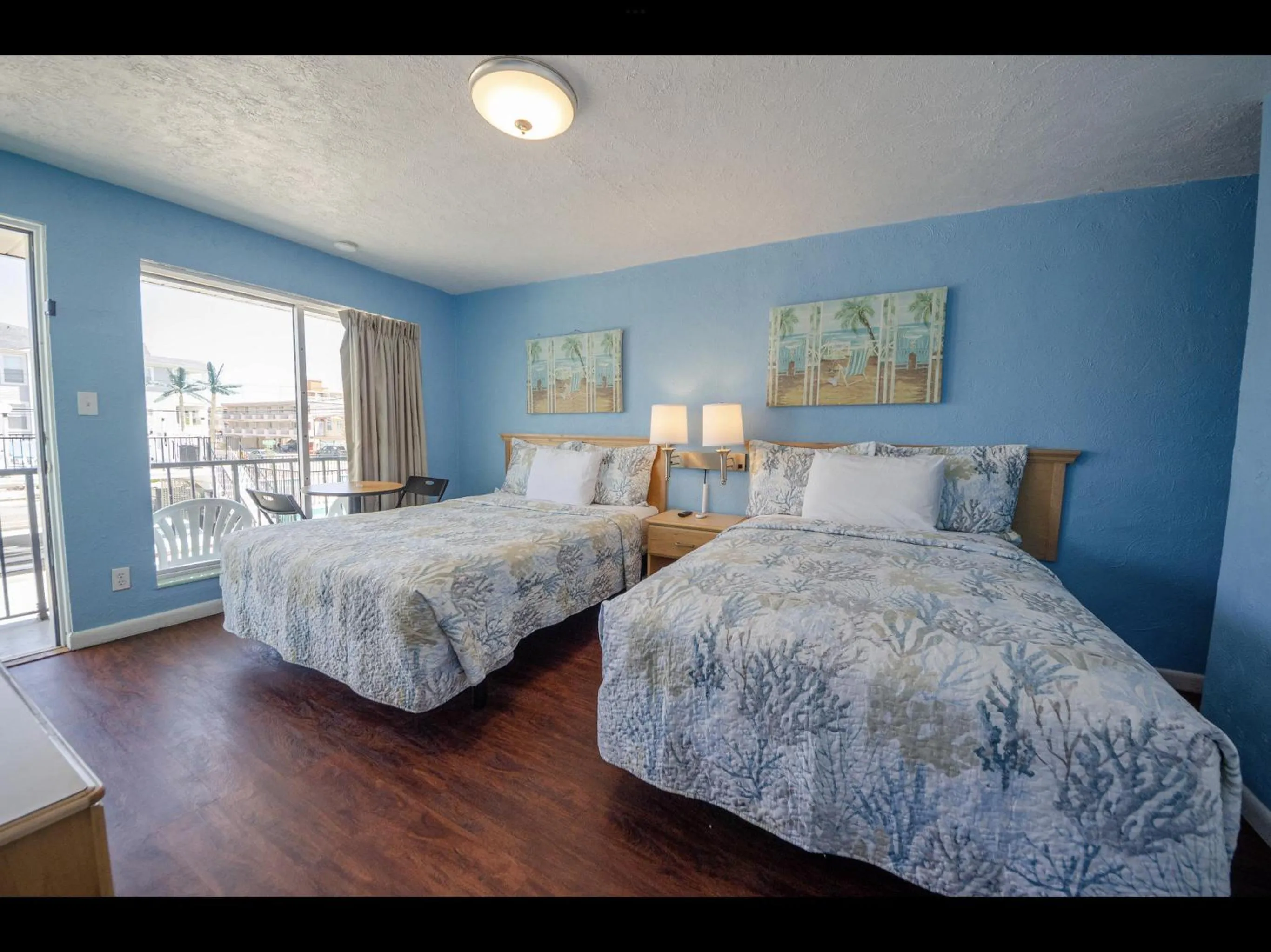 Photo of the whole room, Bed in Surfcomber Motel