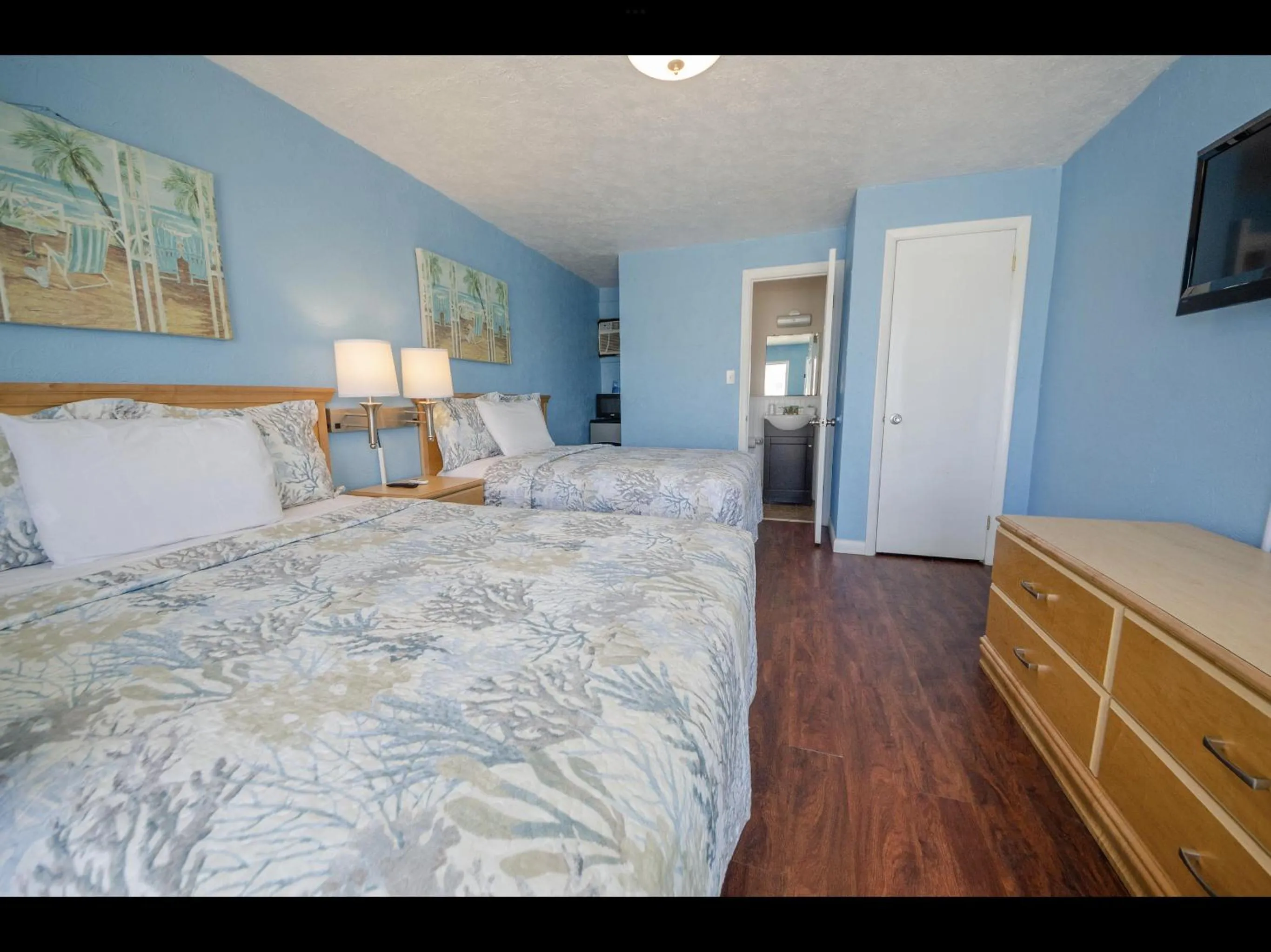 Photo of the whole room, Bed in Surfcomber Motel
