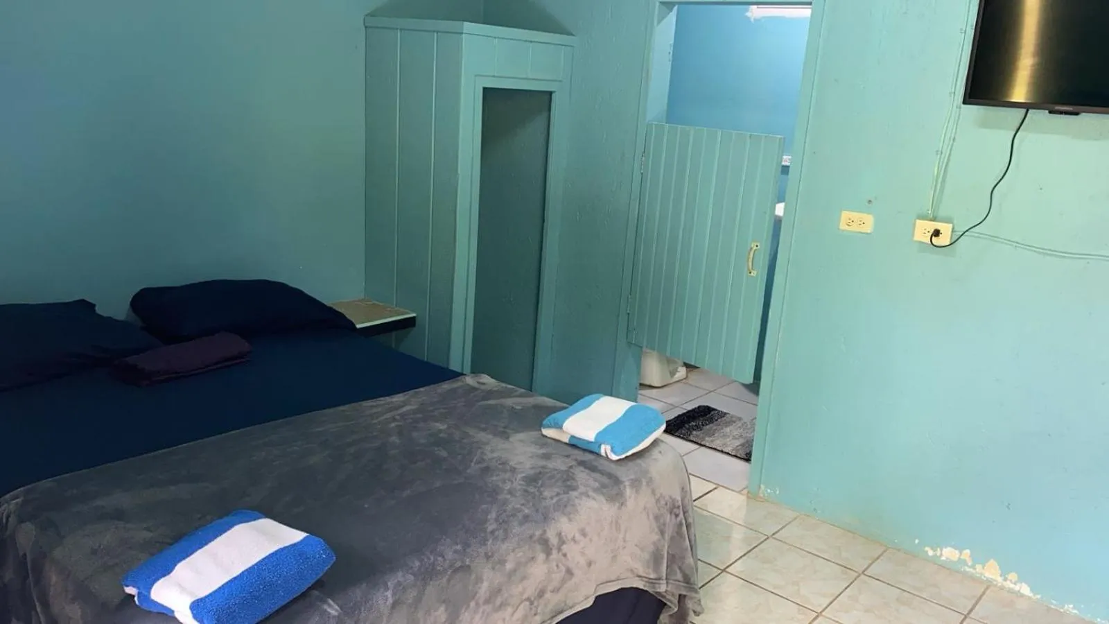 Bed in Airport Inn Roatan