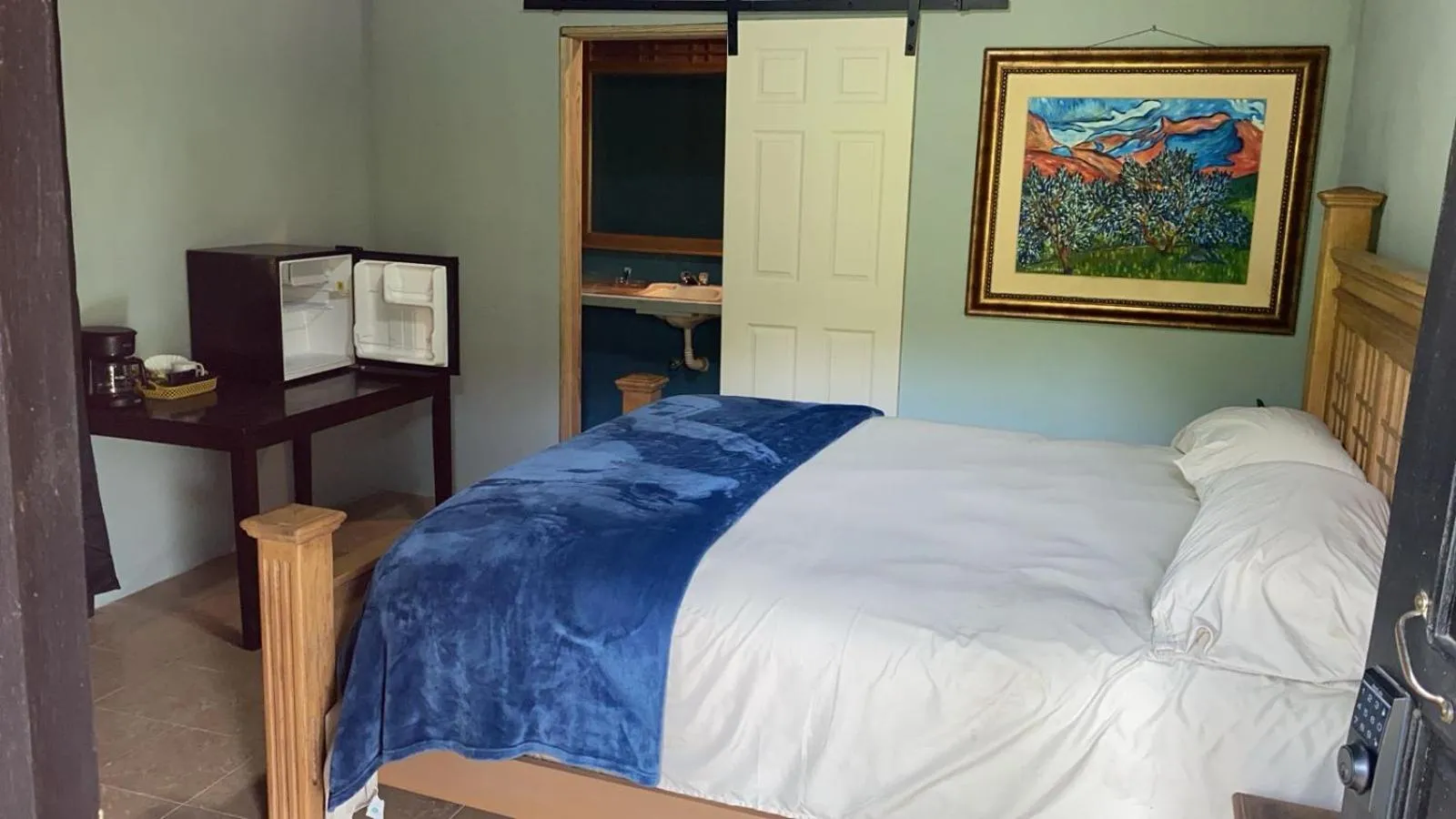 Bed in Airport Inn Roatan