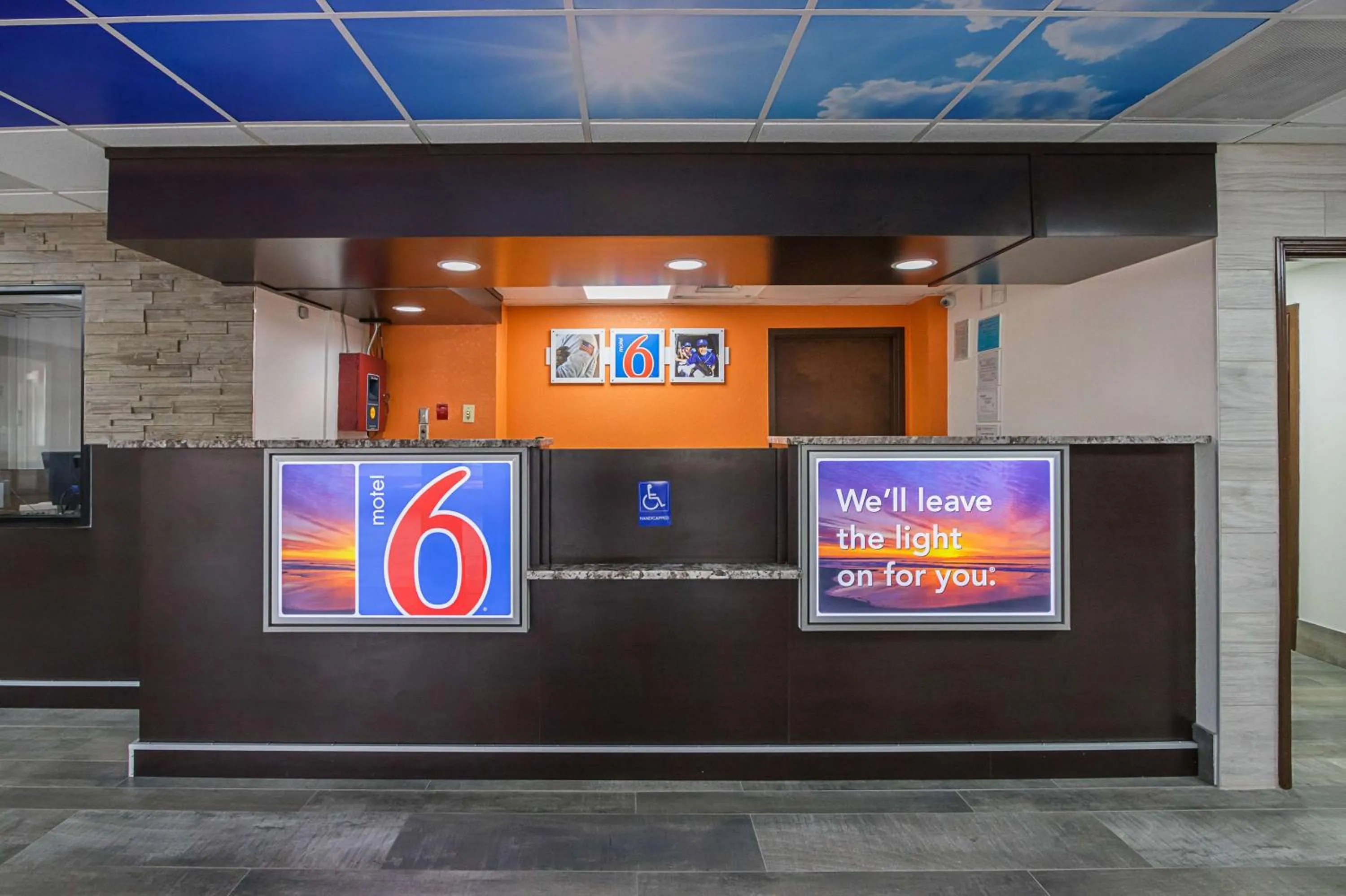 Lobby or reception in Motel 6-Savannah, GA - Midtown