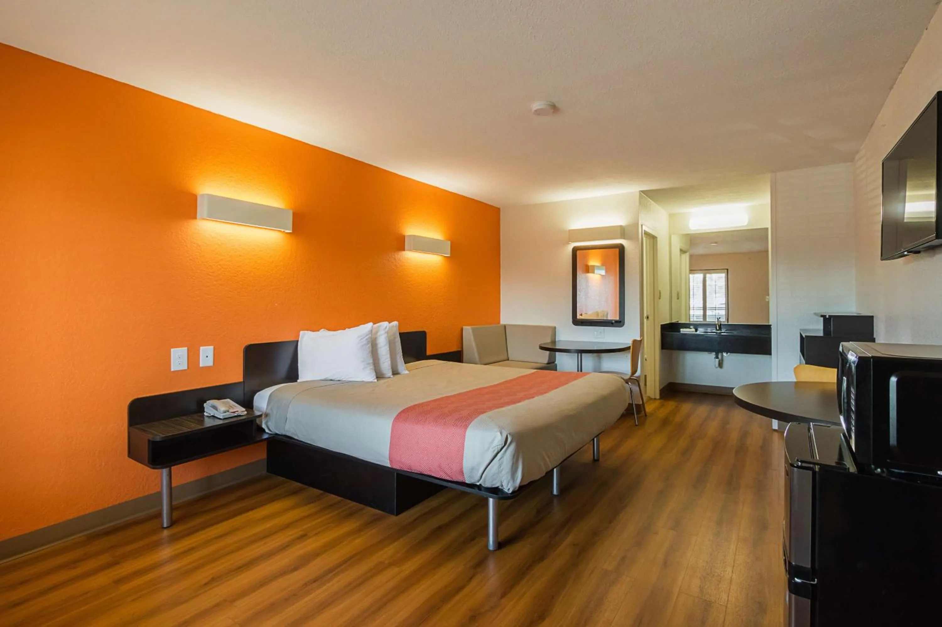 TV and multimedia, Bed in Motel 6-Savannah, GA - Midtown