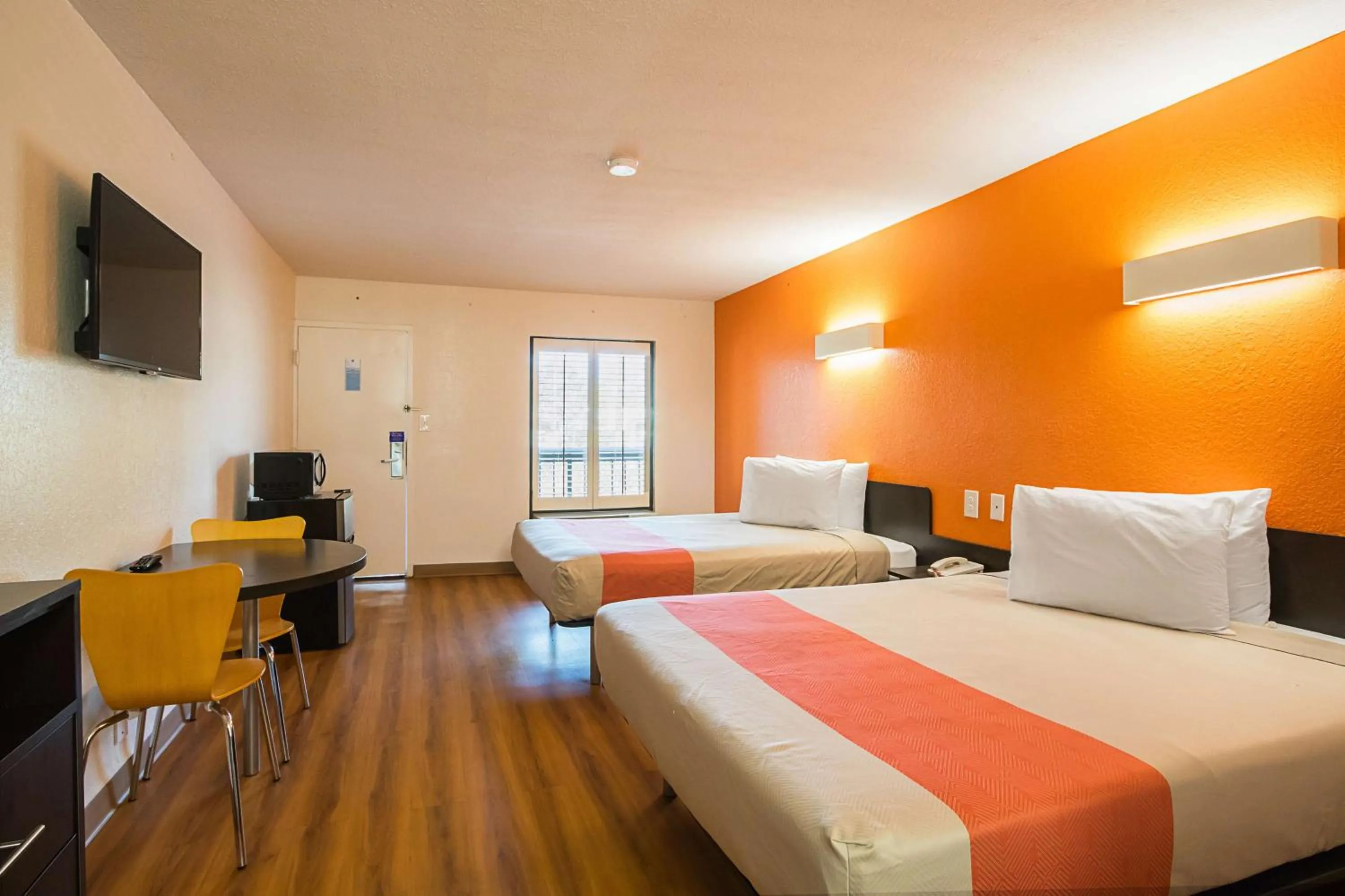 TV and multimedia, Bed in Motel 6-Savannah, GA - Midtown