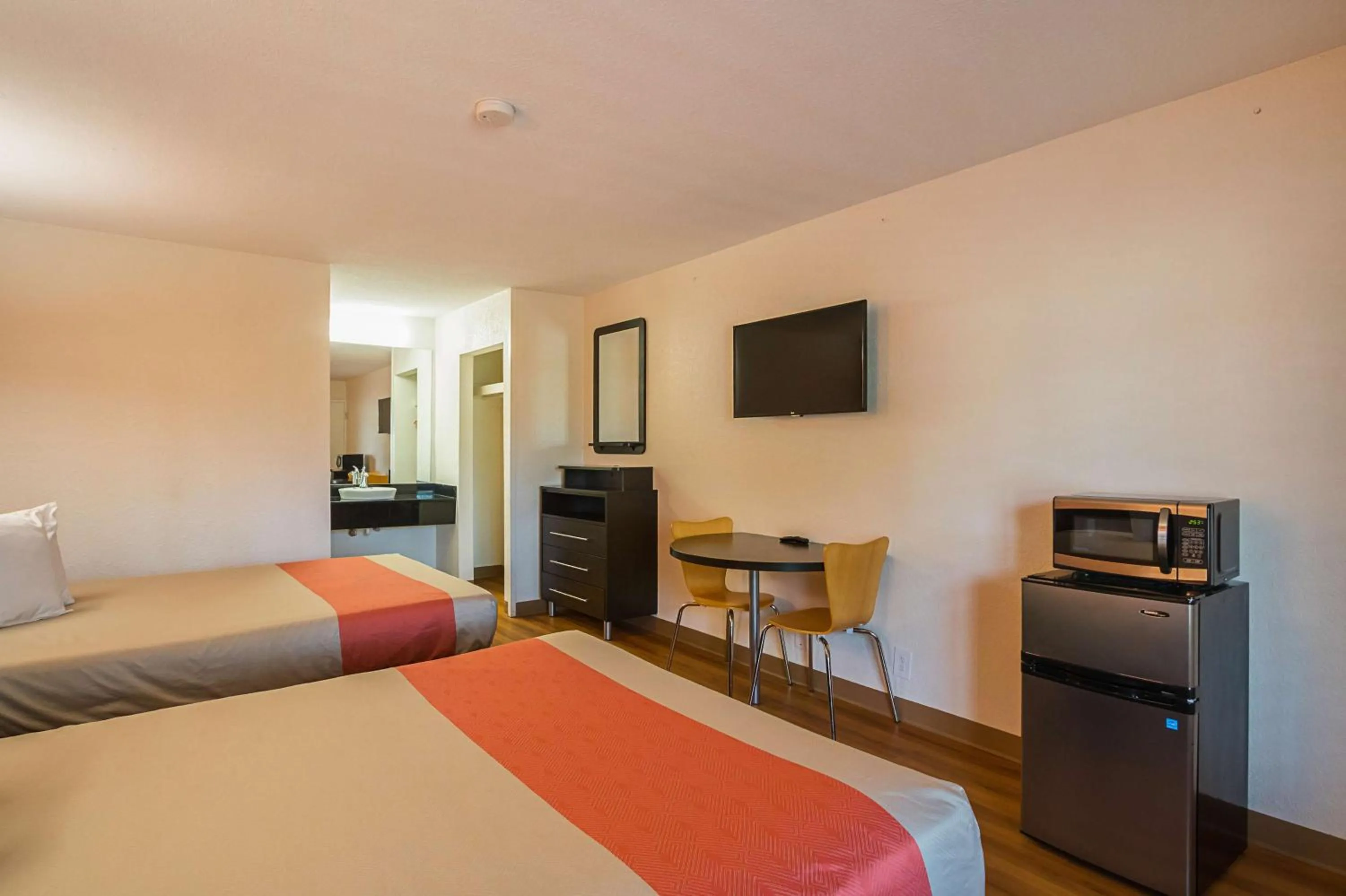 TV and multimedia, Bed in Motel 6-Savannah, GA - Midtown