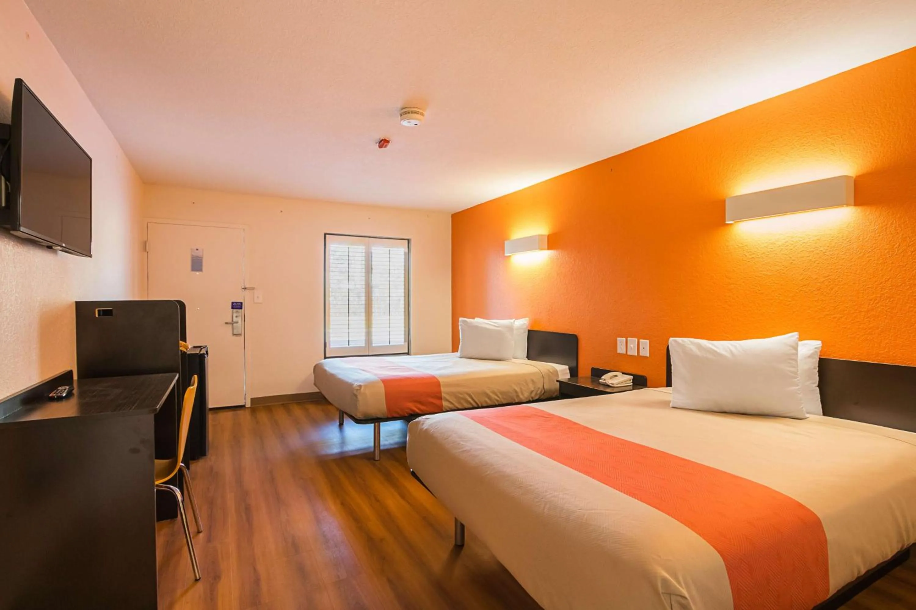 TV and multimedia, Bed in Motel 6-Savannah, GA - Midtown