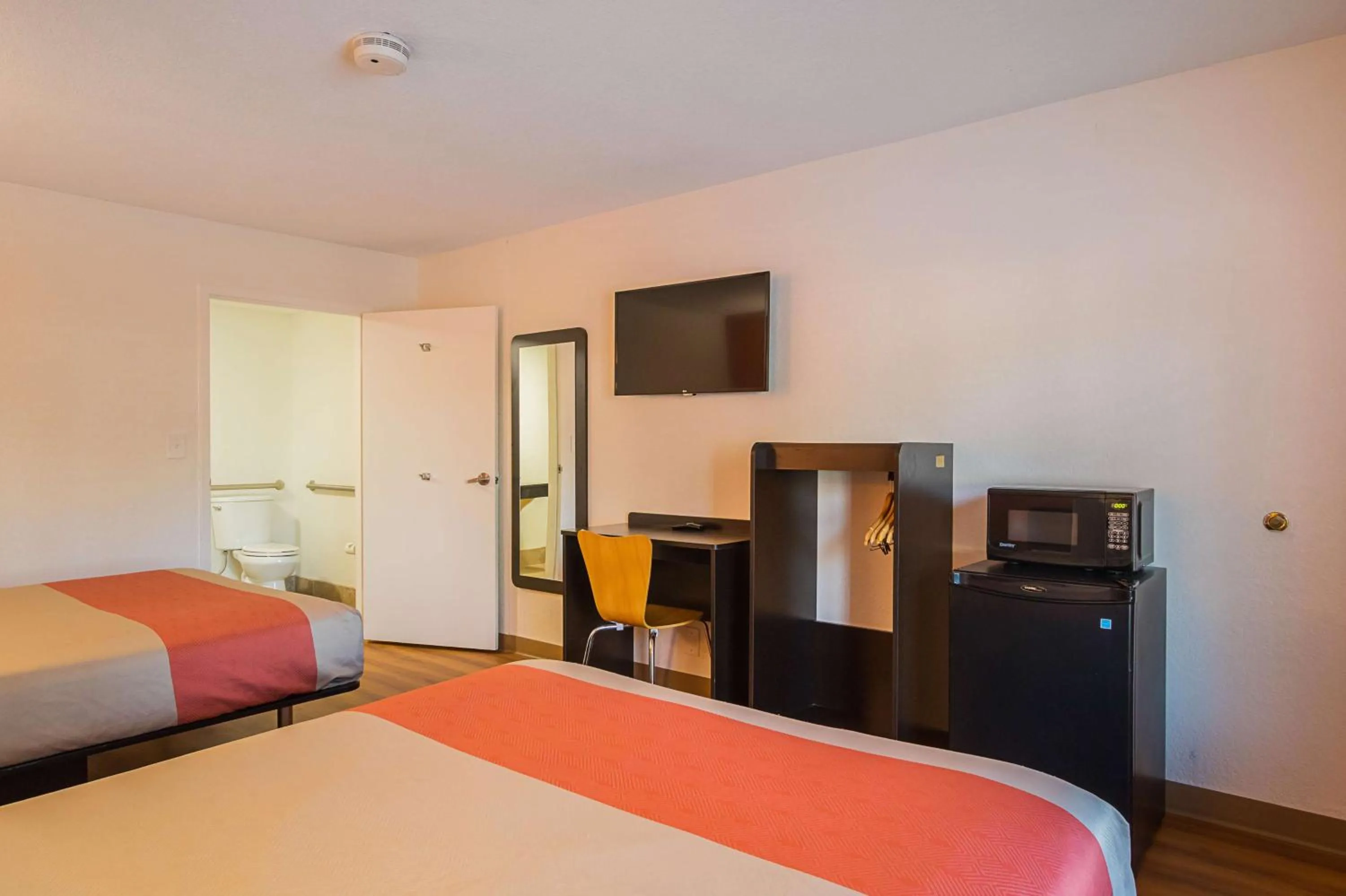 TV and multimedia, Bed in Motel 6-Savannah, GA - Midtown
