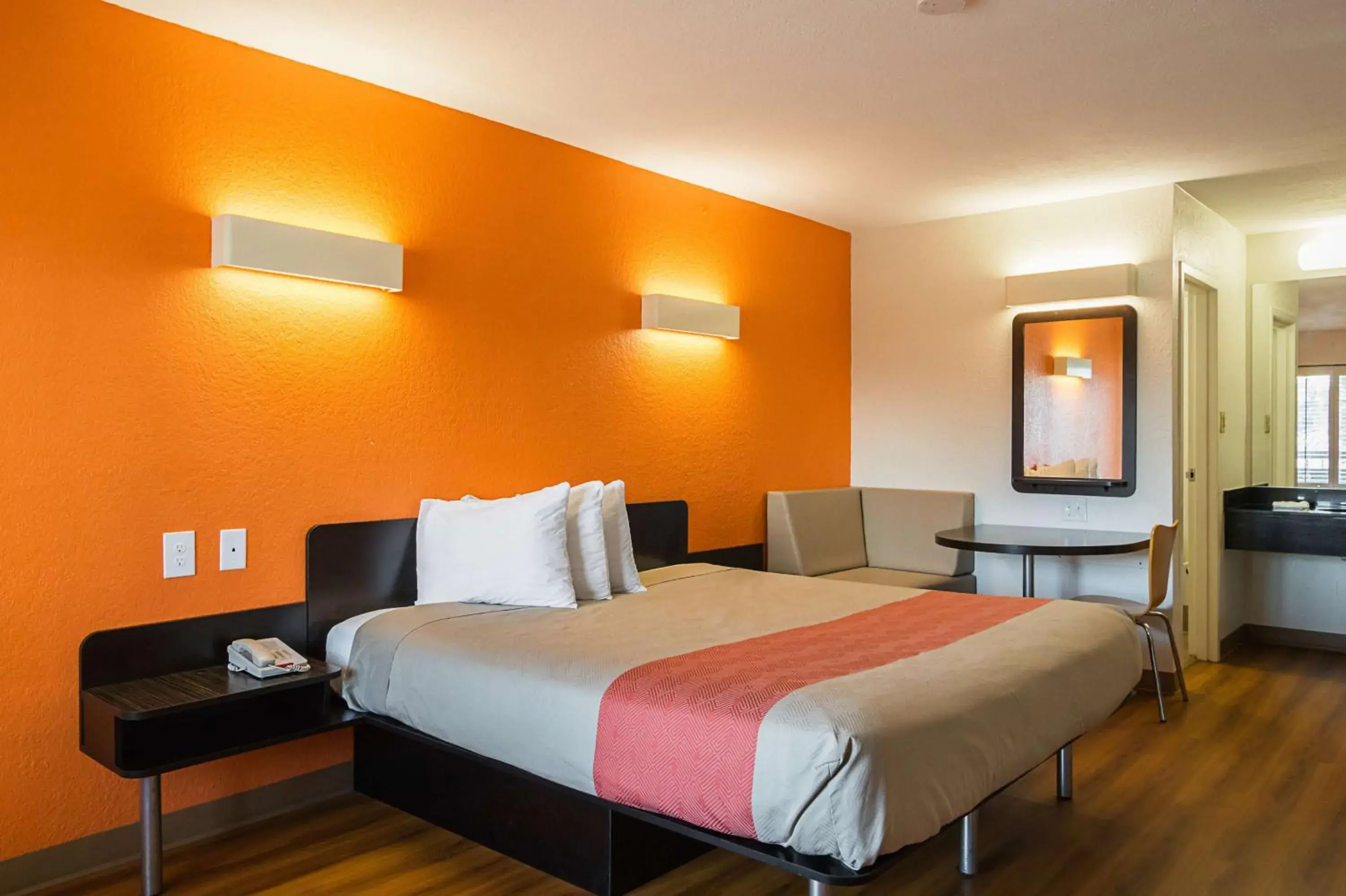 King Room - Non-Smoking in Motel 6-Savannah, GA - Midtown King Room - Non-Smoking in Motel 6-Savannah, GA - Midtown