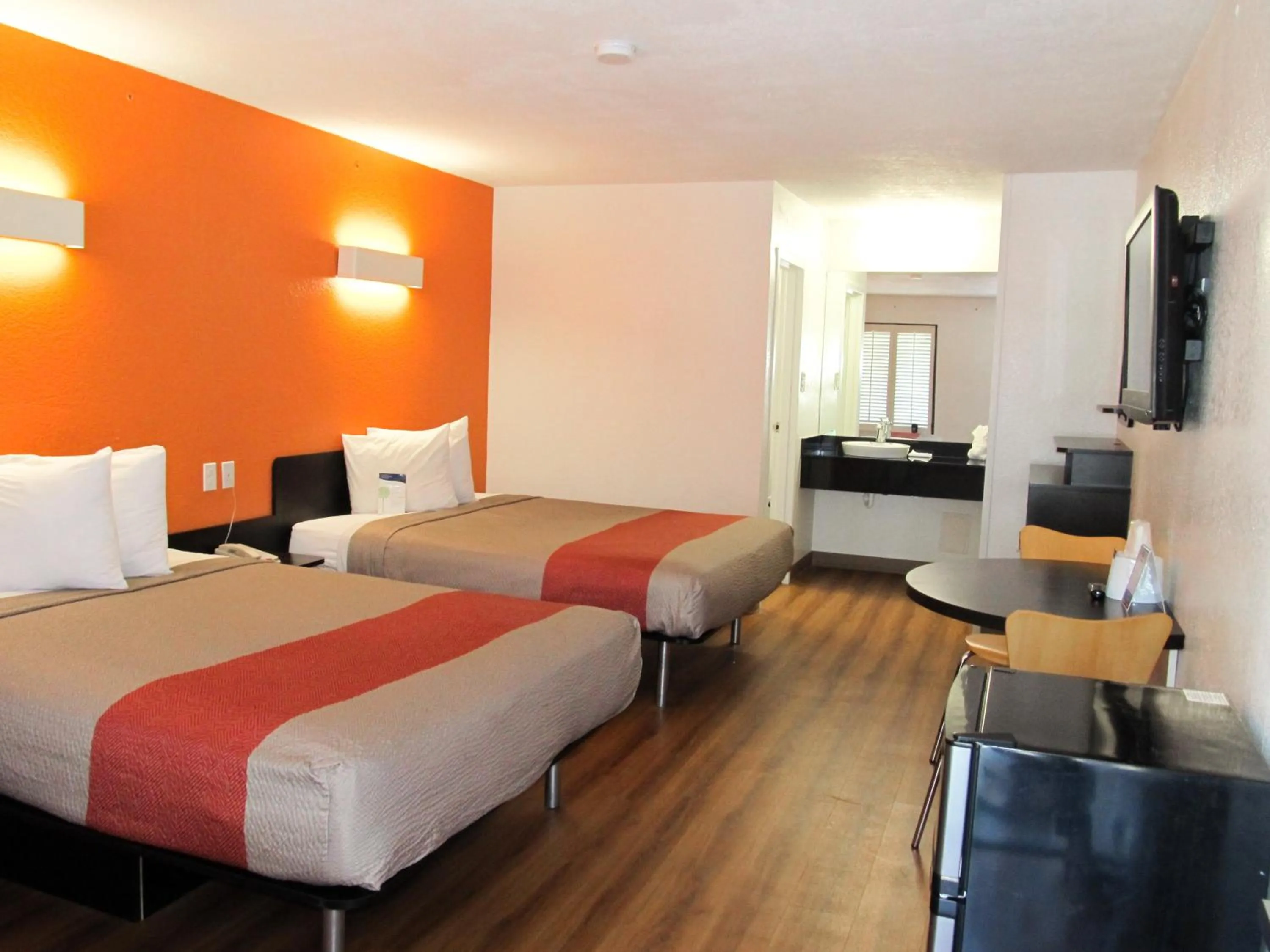 Bedroom, Bed in Motel 6-Savannah, GA - Midtown