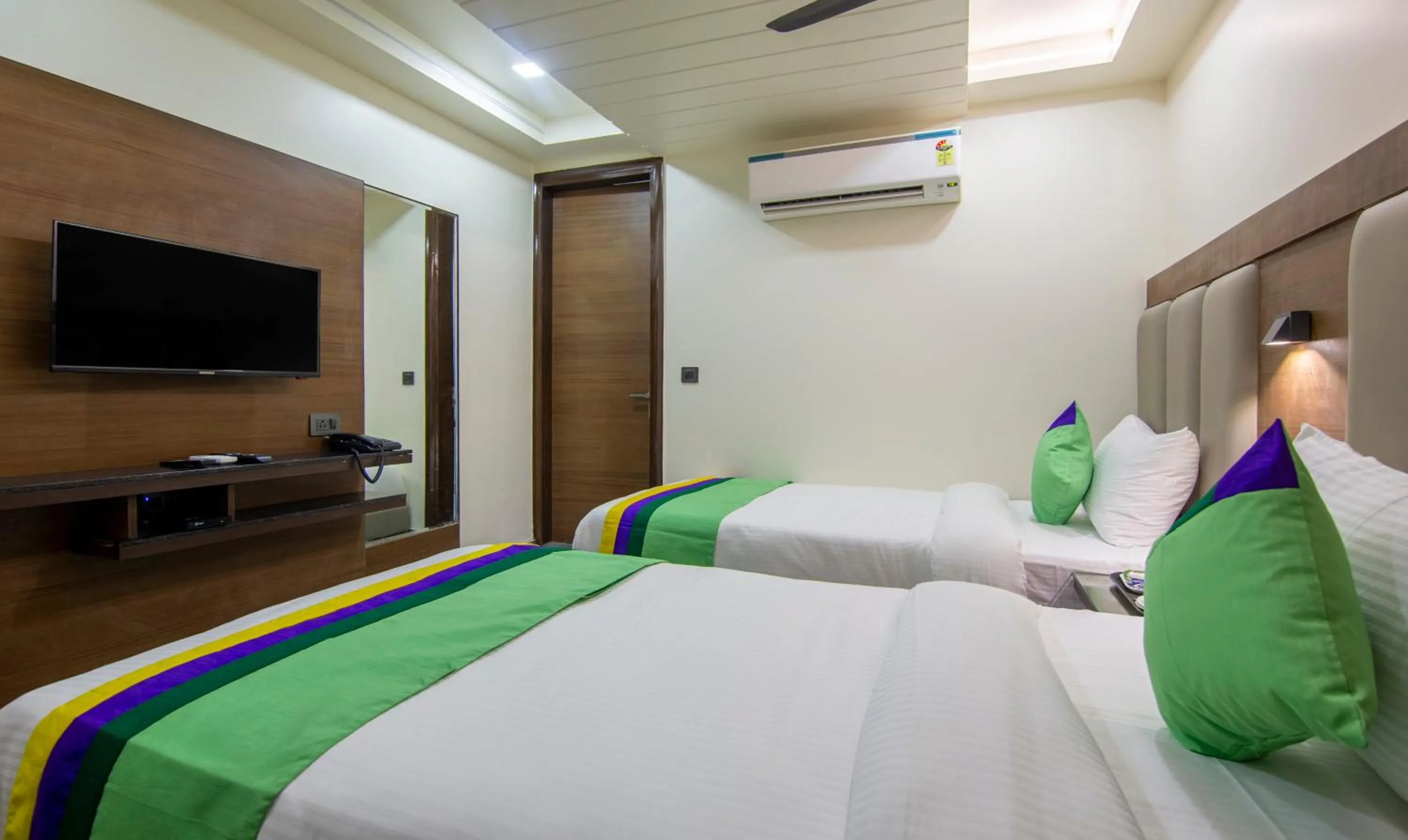 Bed in Treebo Royal Comfort