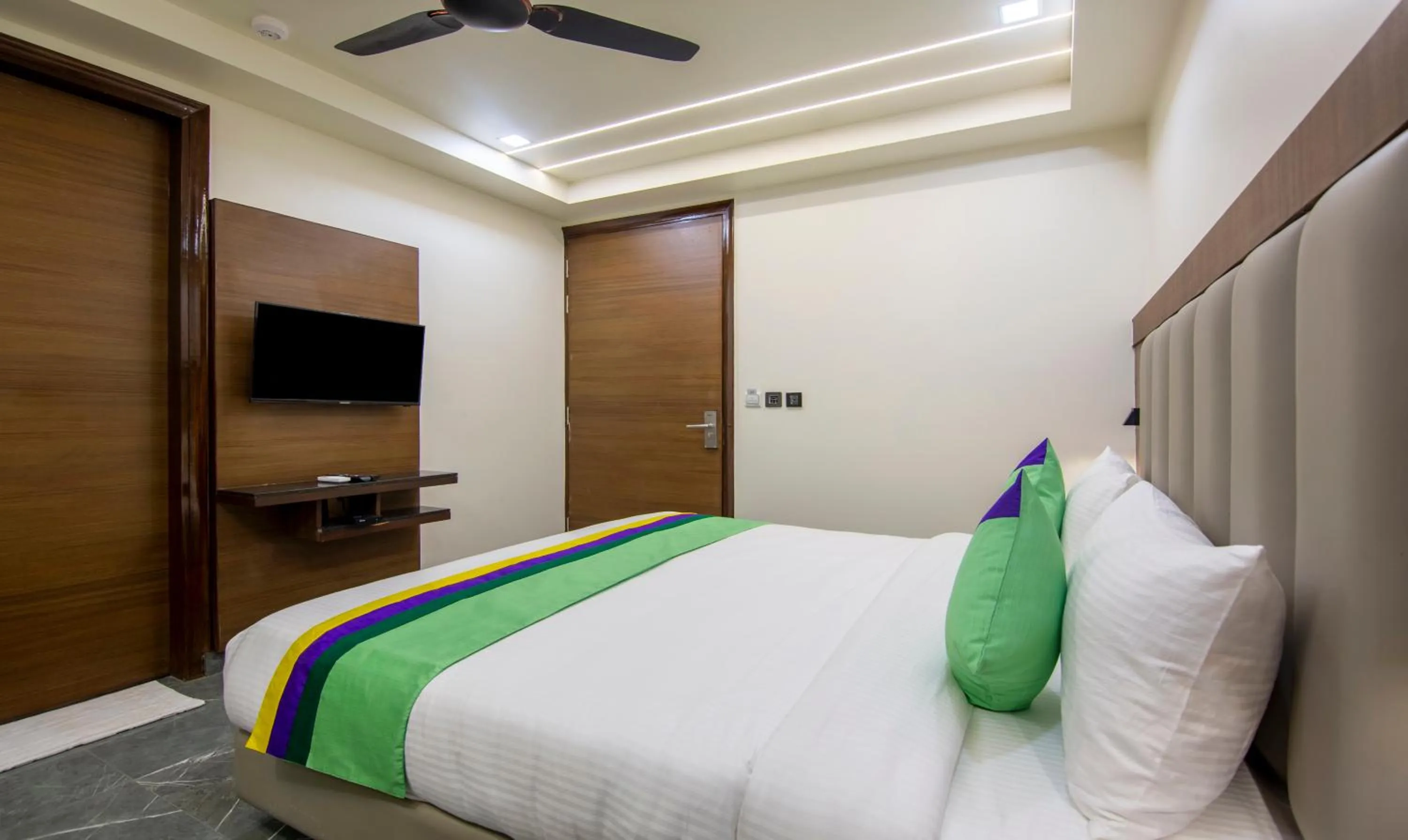 Bed in Treebo Royal Comfort