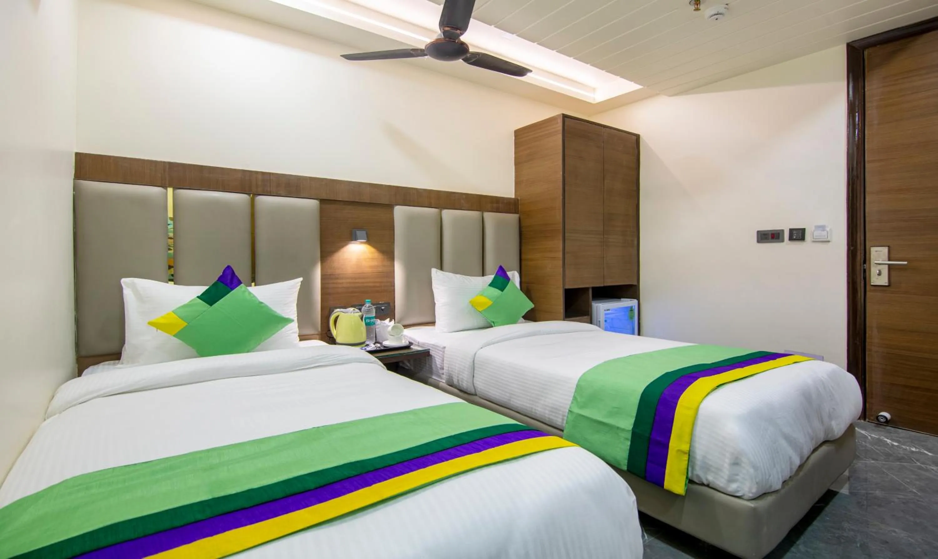 Bed in Treebo Royal Comfort