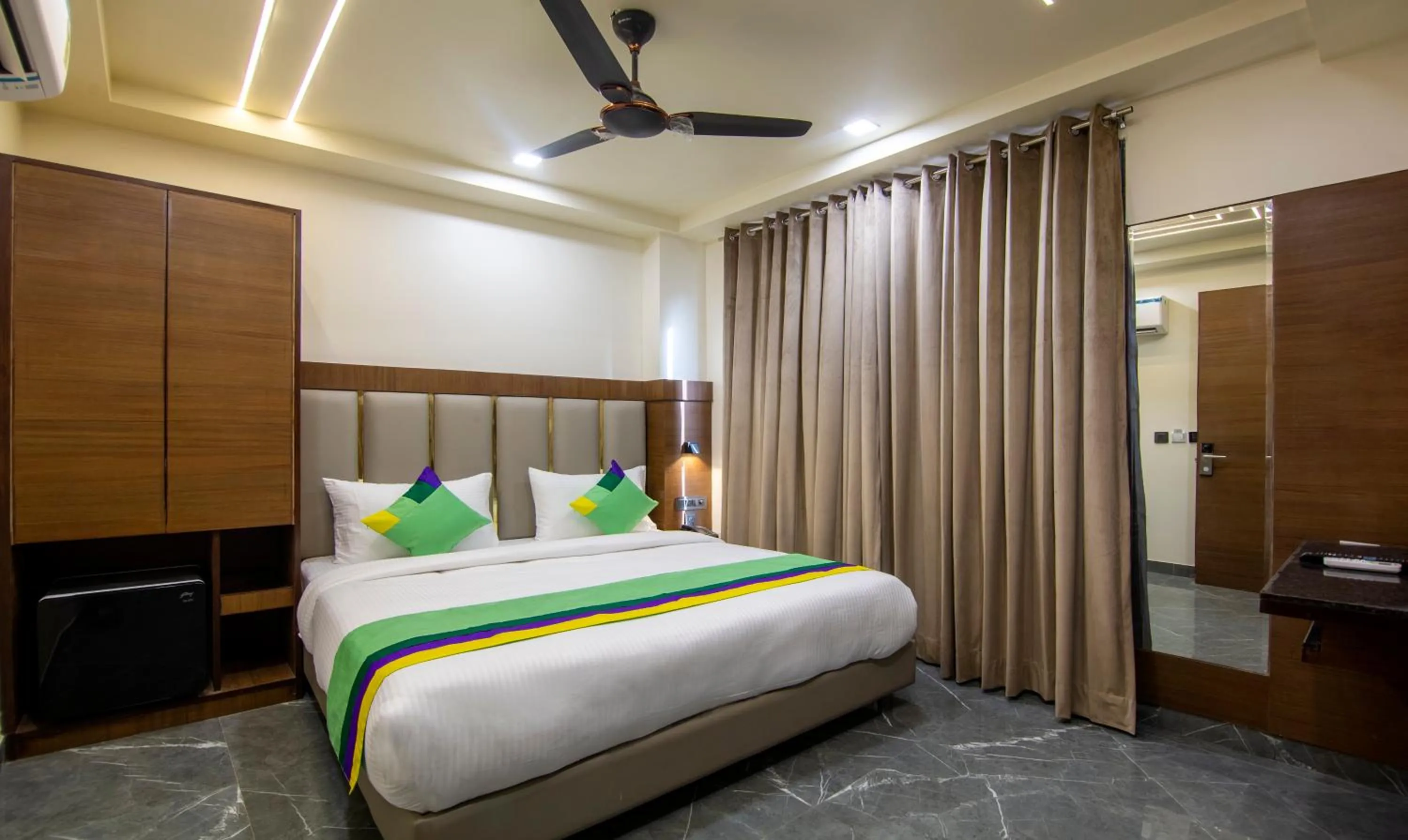 Bed in Treebo Royal Comfort