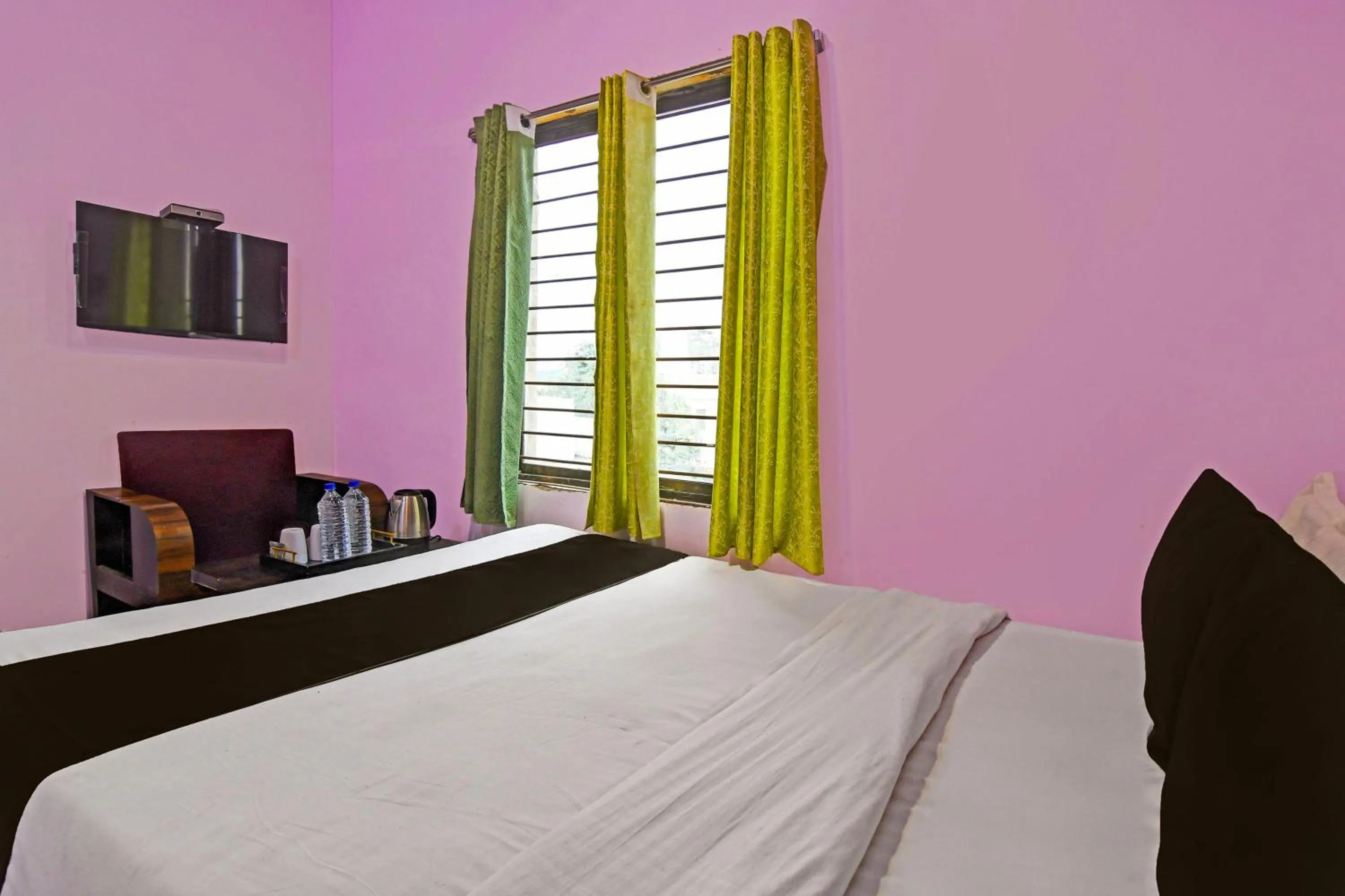 Bedroom, Bed in Hotel O Newmoon Inn