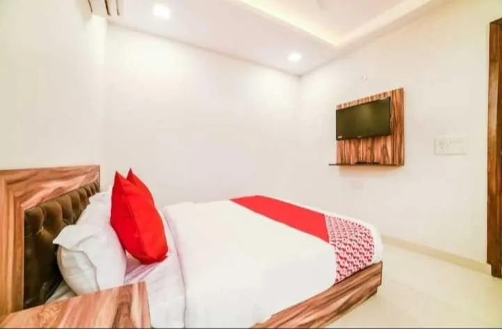 Bedroom in OYO Flagship The Crown Guest House