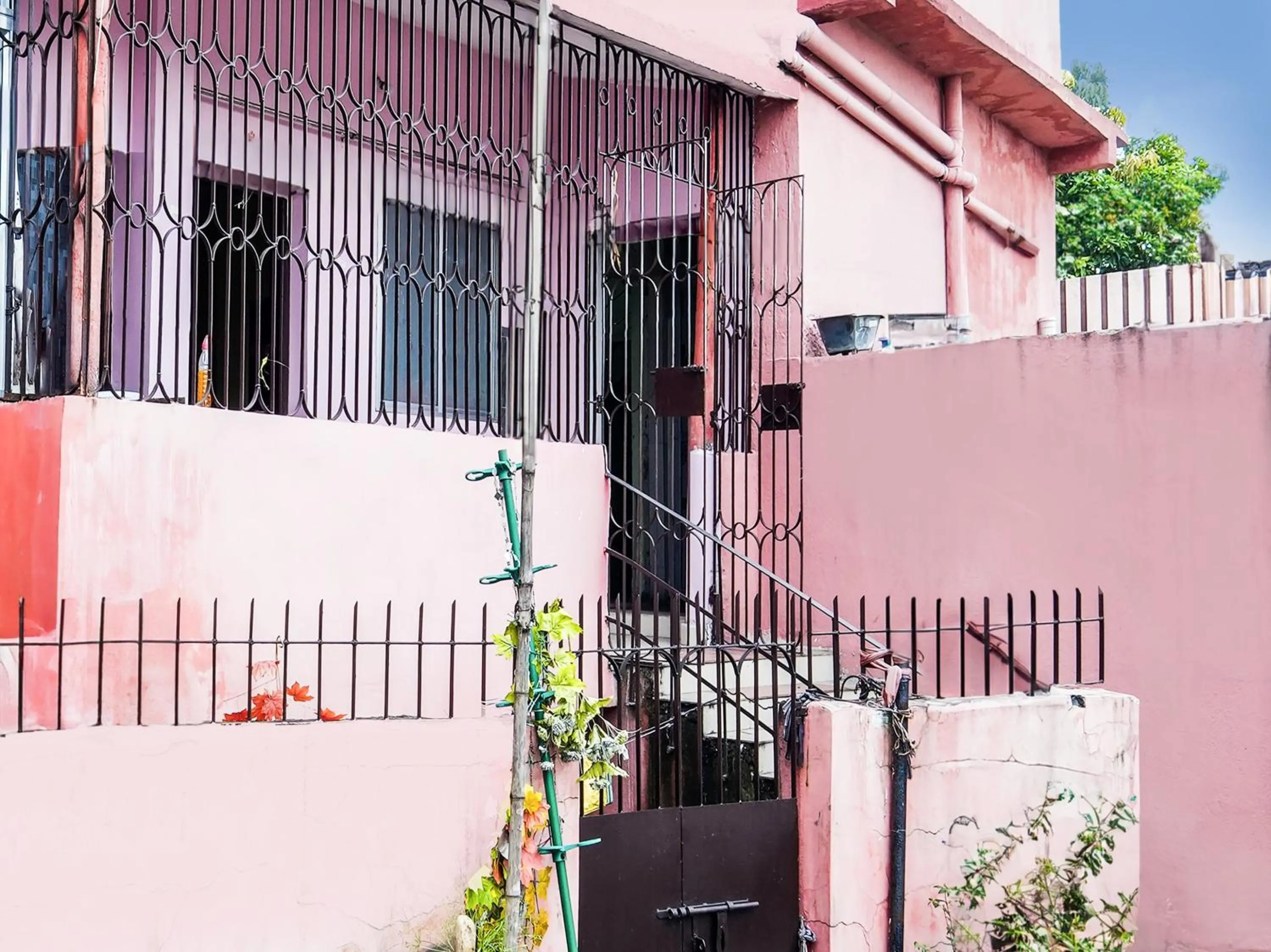 Facade/entrance, Balcony/Terrace in Hotel O Doremon