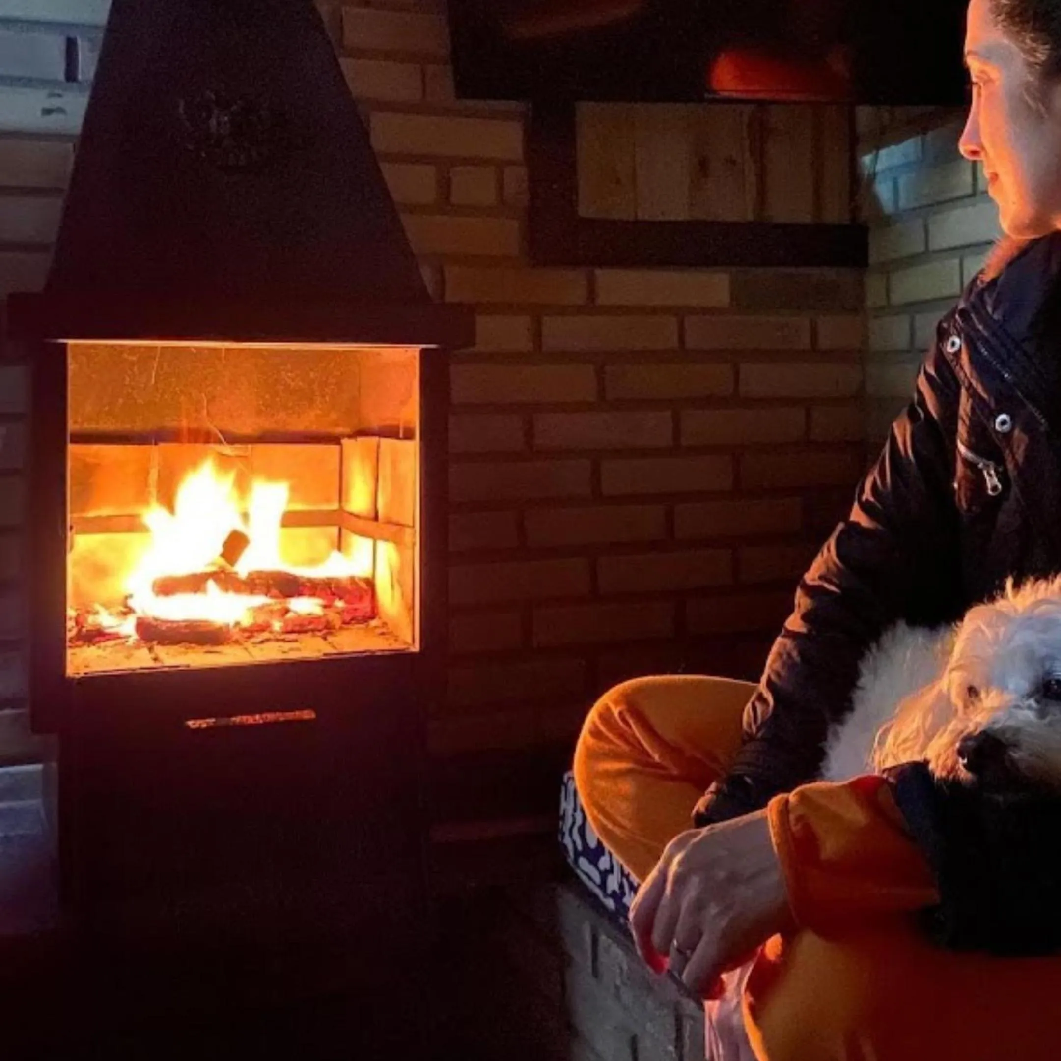 fireplace in Chalés do Holandês Eco Pousada