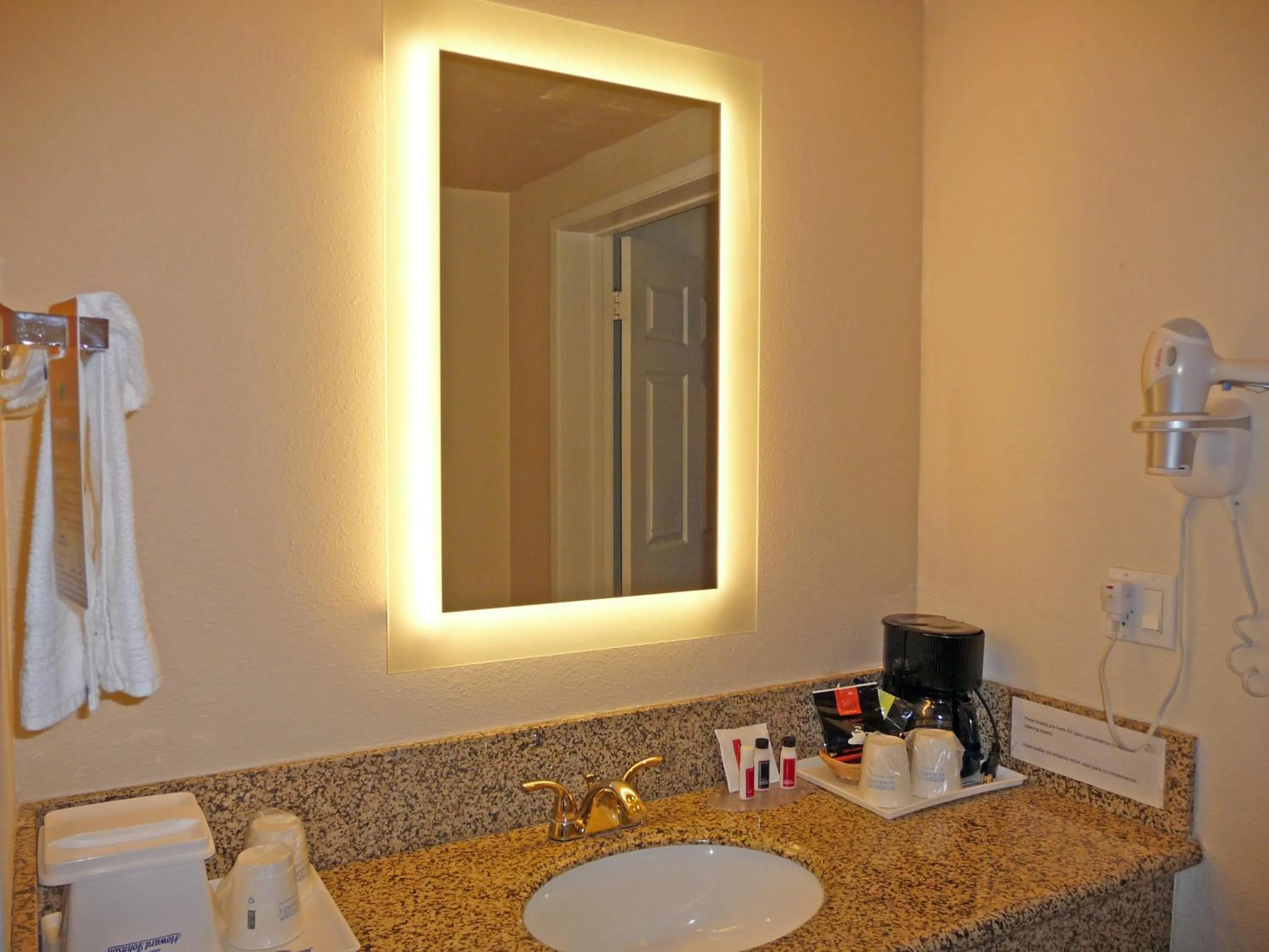 Bathroom in Howard Johnson by Wyndham Pasadena