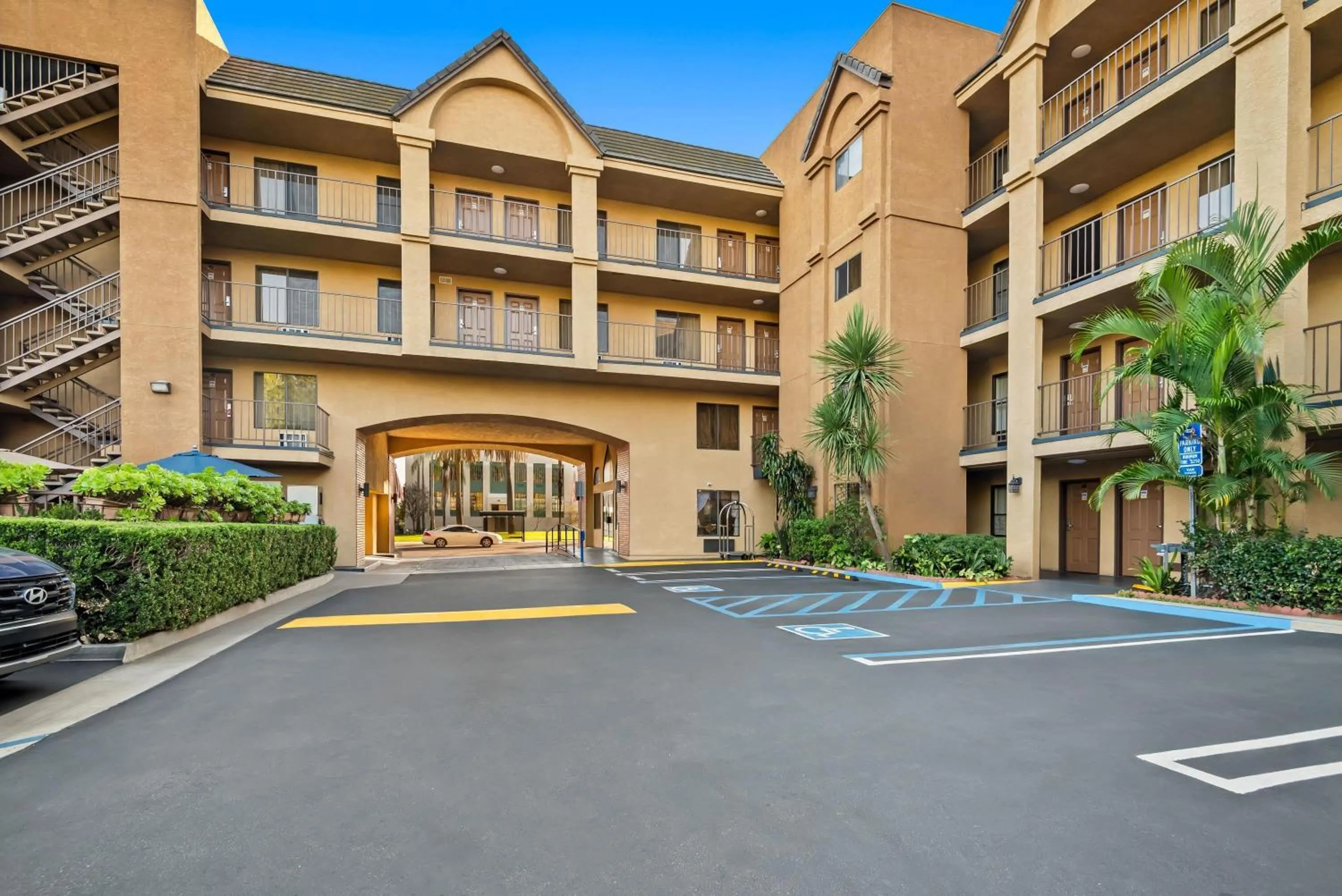 Property building in Howard Johnson by Wyndham Pasadena